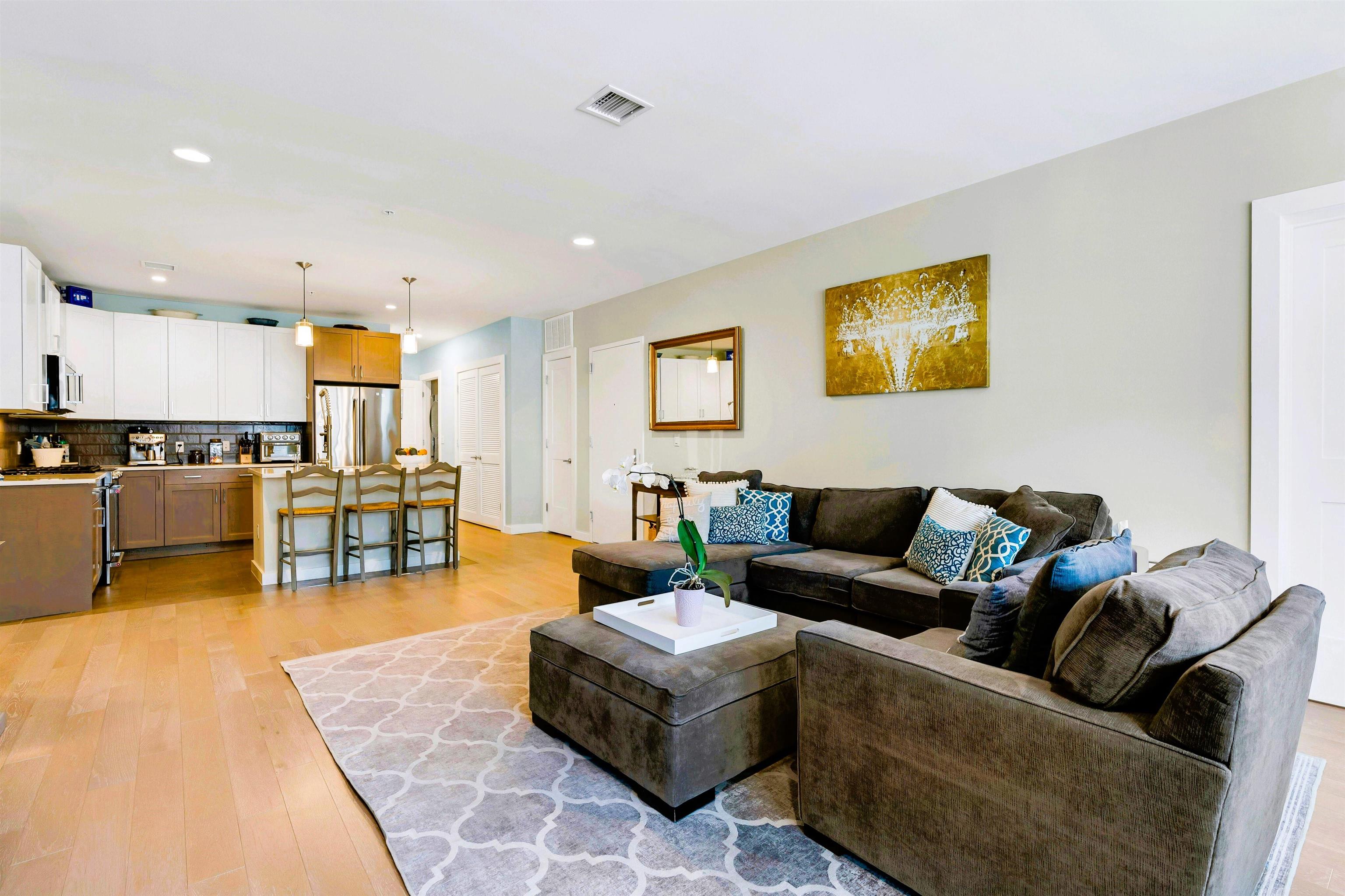 128 HARRISON ST Unit: 404