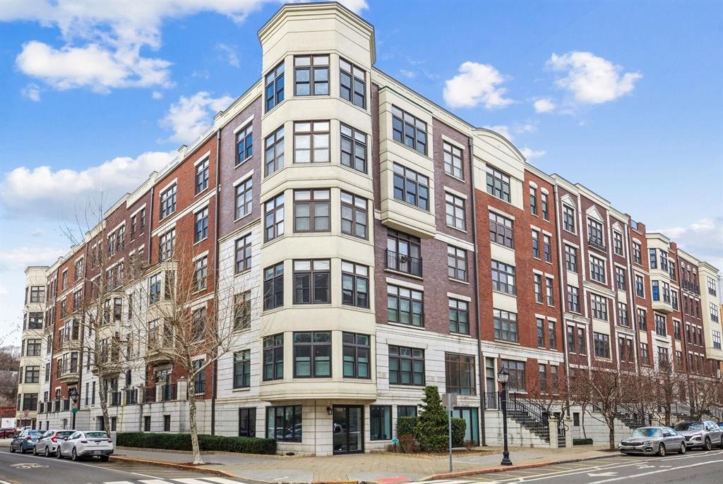 1300 GRAND ST Unit: 521