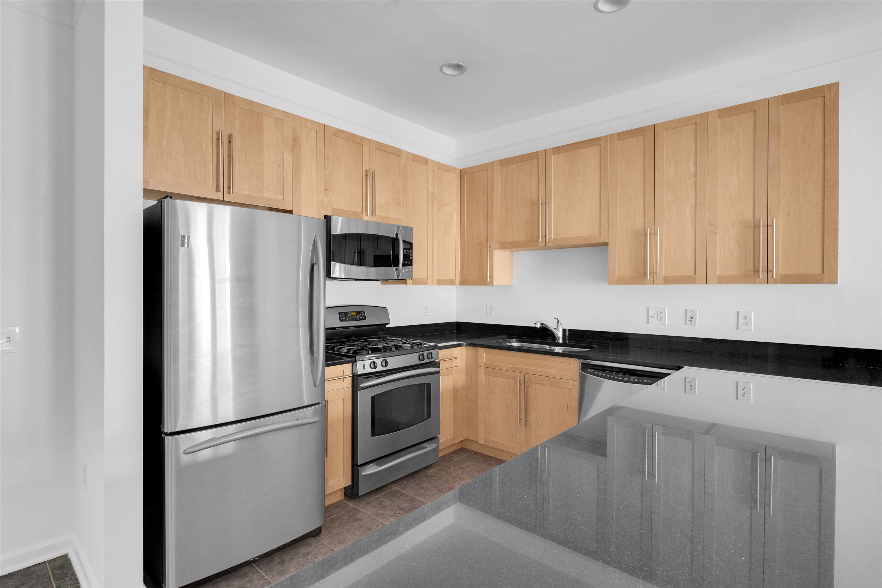 1300 GRAND ST Unit: 521