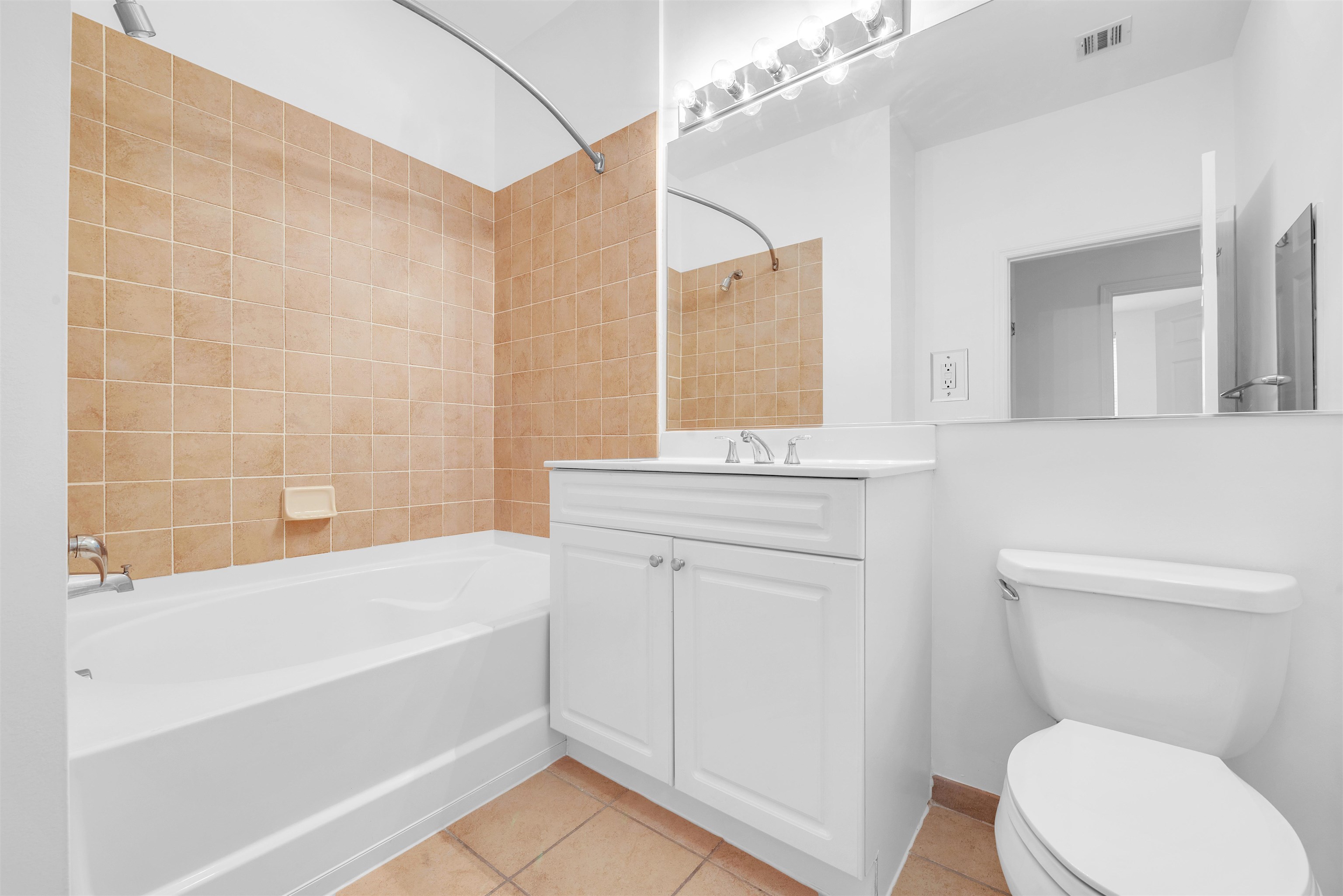 1300 GRAND ST Unit: 521