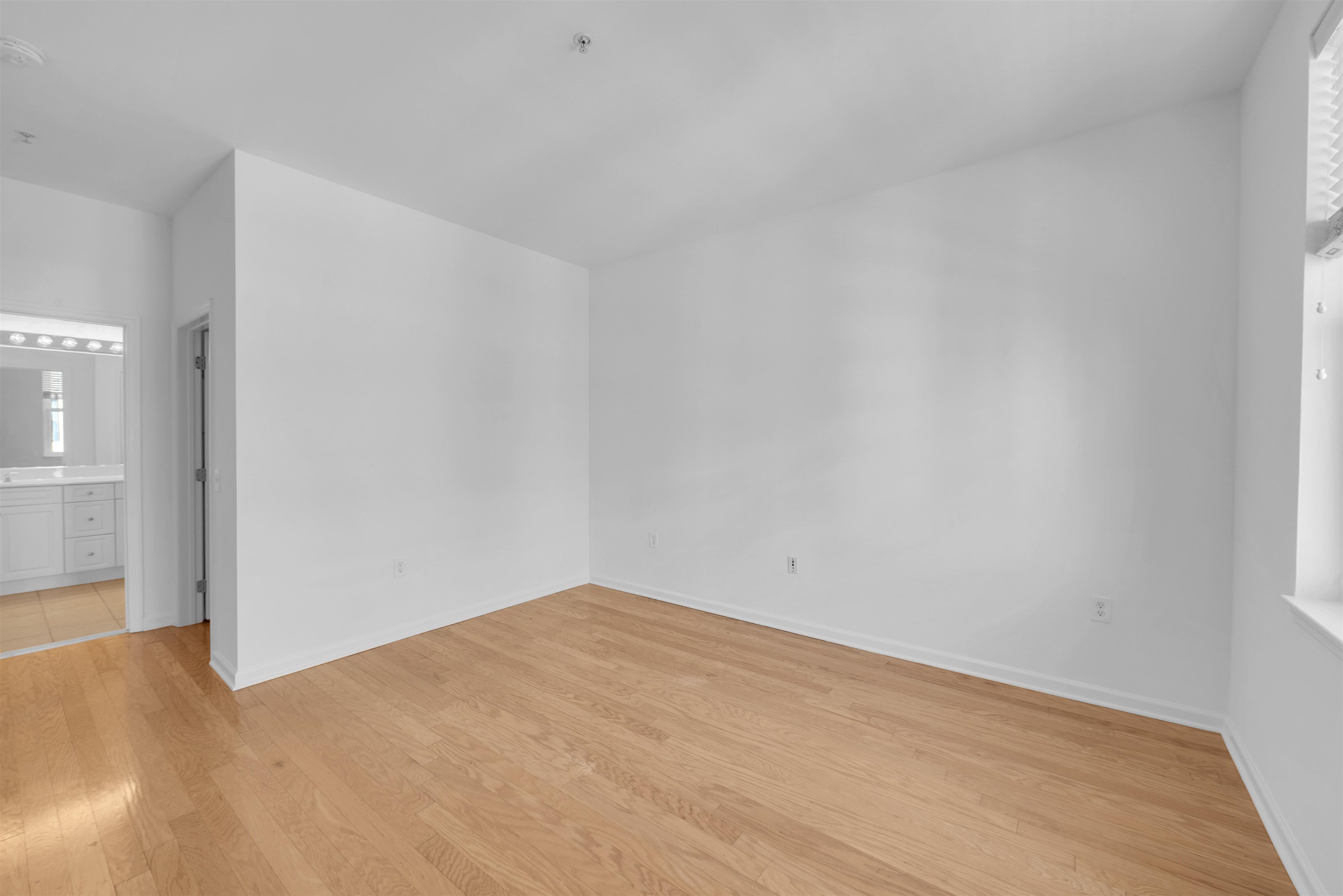 1300 GRAND ST Unit: 521