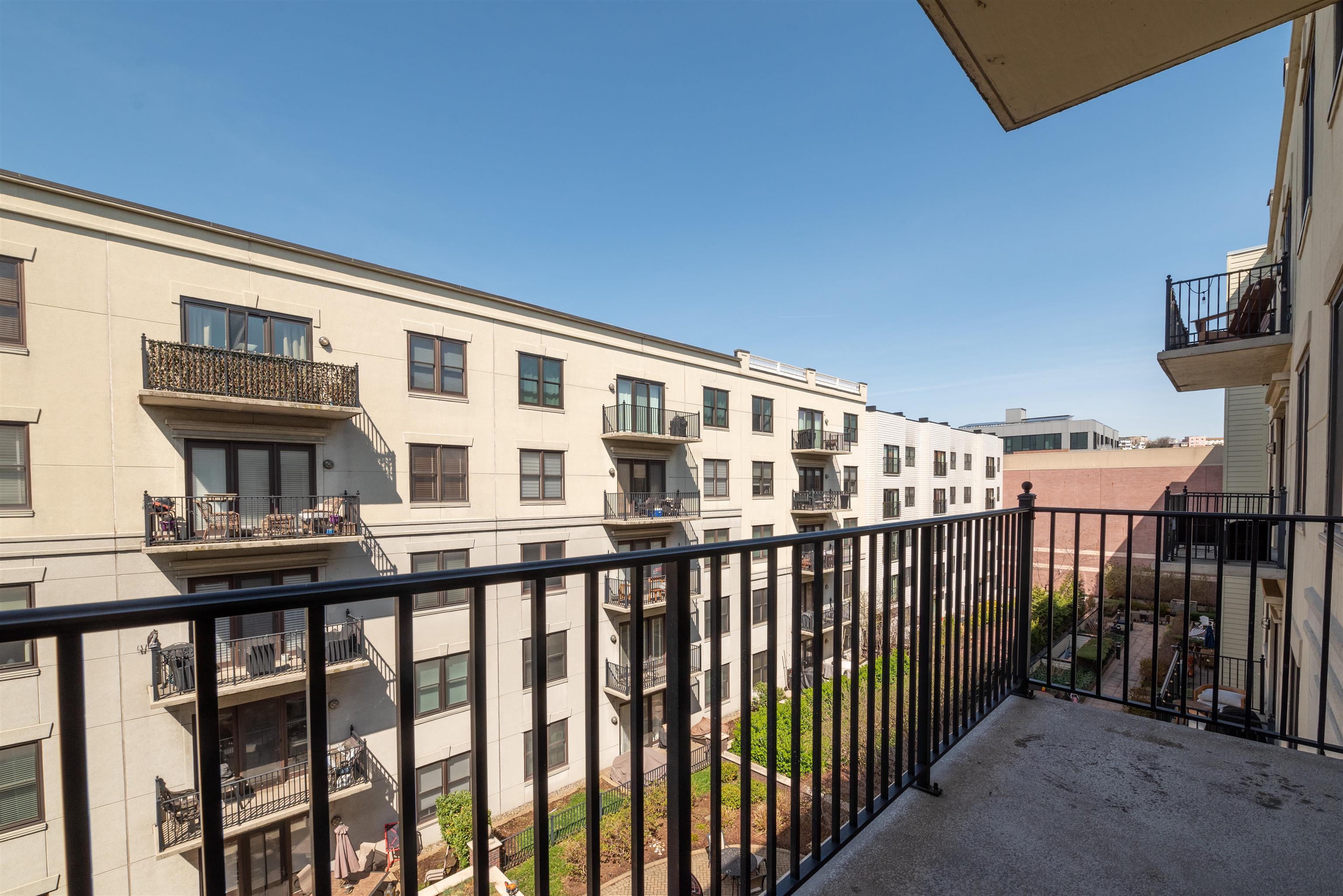 1300 GRAND ST Unit: 521