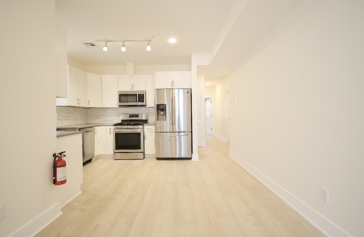 107 LAIDLAW AVE Unit: 2