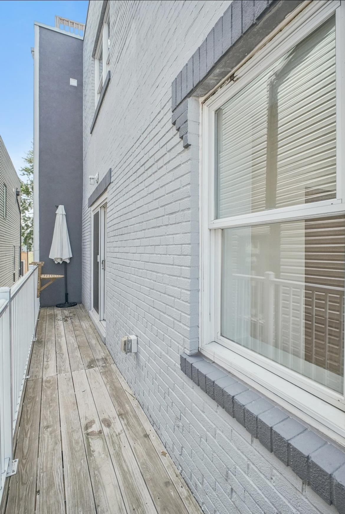 107 LAIDLAW AVE Unit: 2