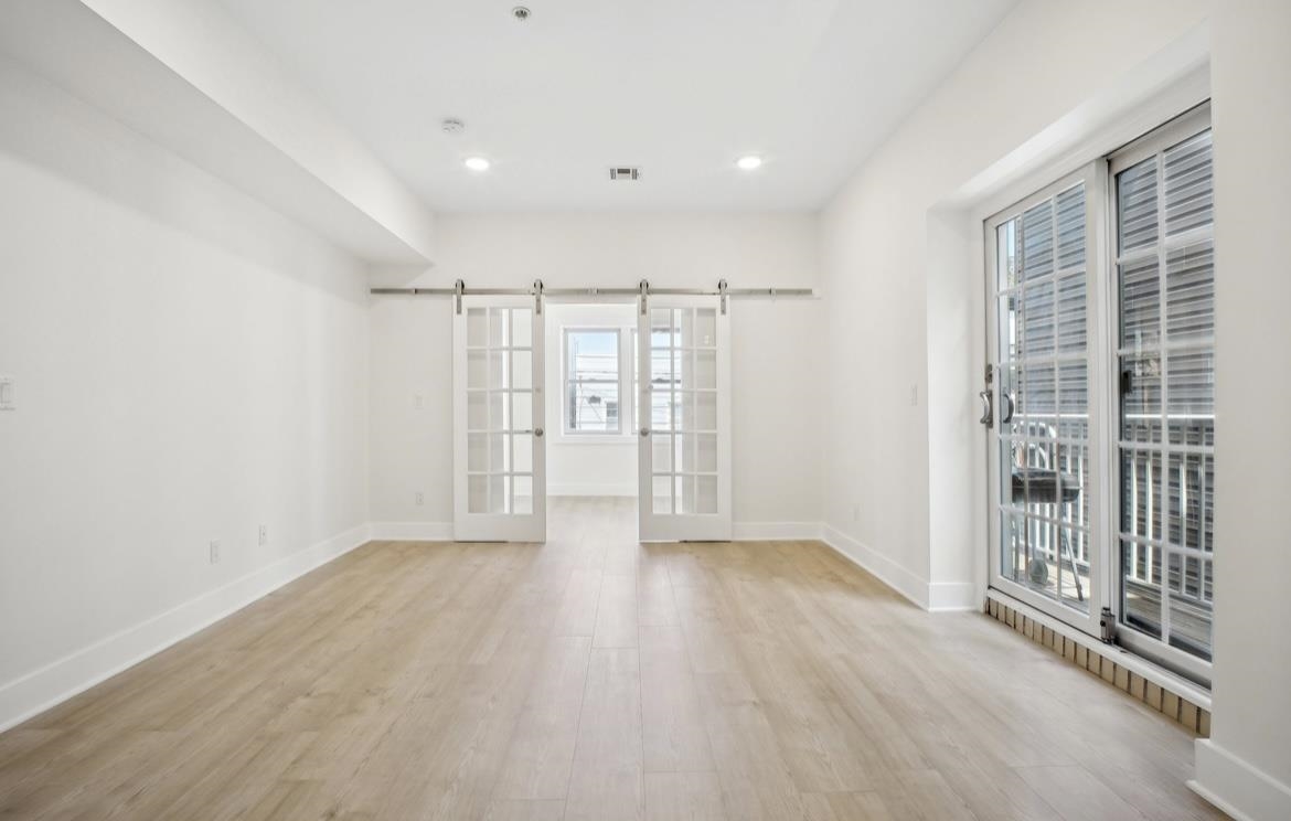 107 LAIDLAW AVE Unit: 2