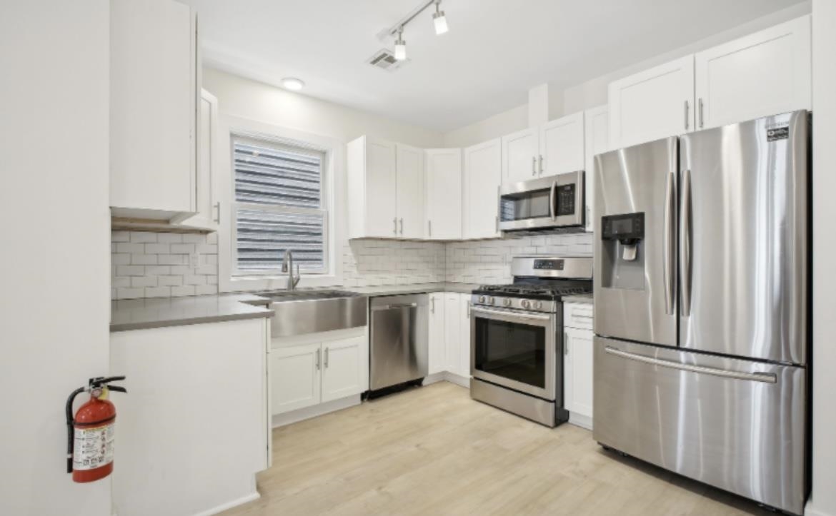 107 LAIDLAW AVE Unit: 2