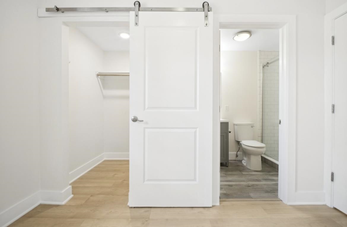 107 LAIDLAW AVE Unit: 2