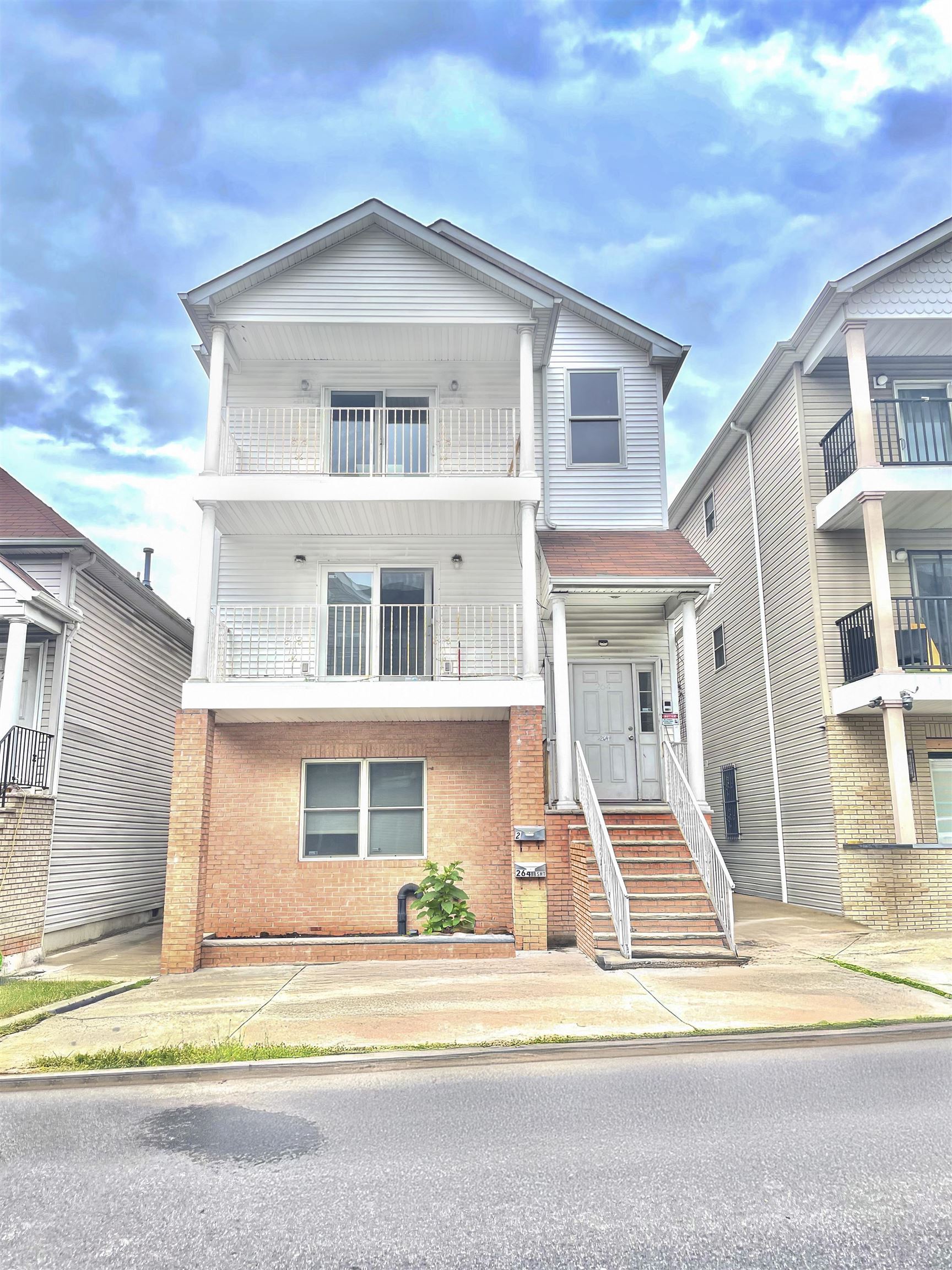 264 CUSTER AVE Unit: 1