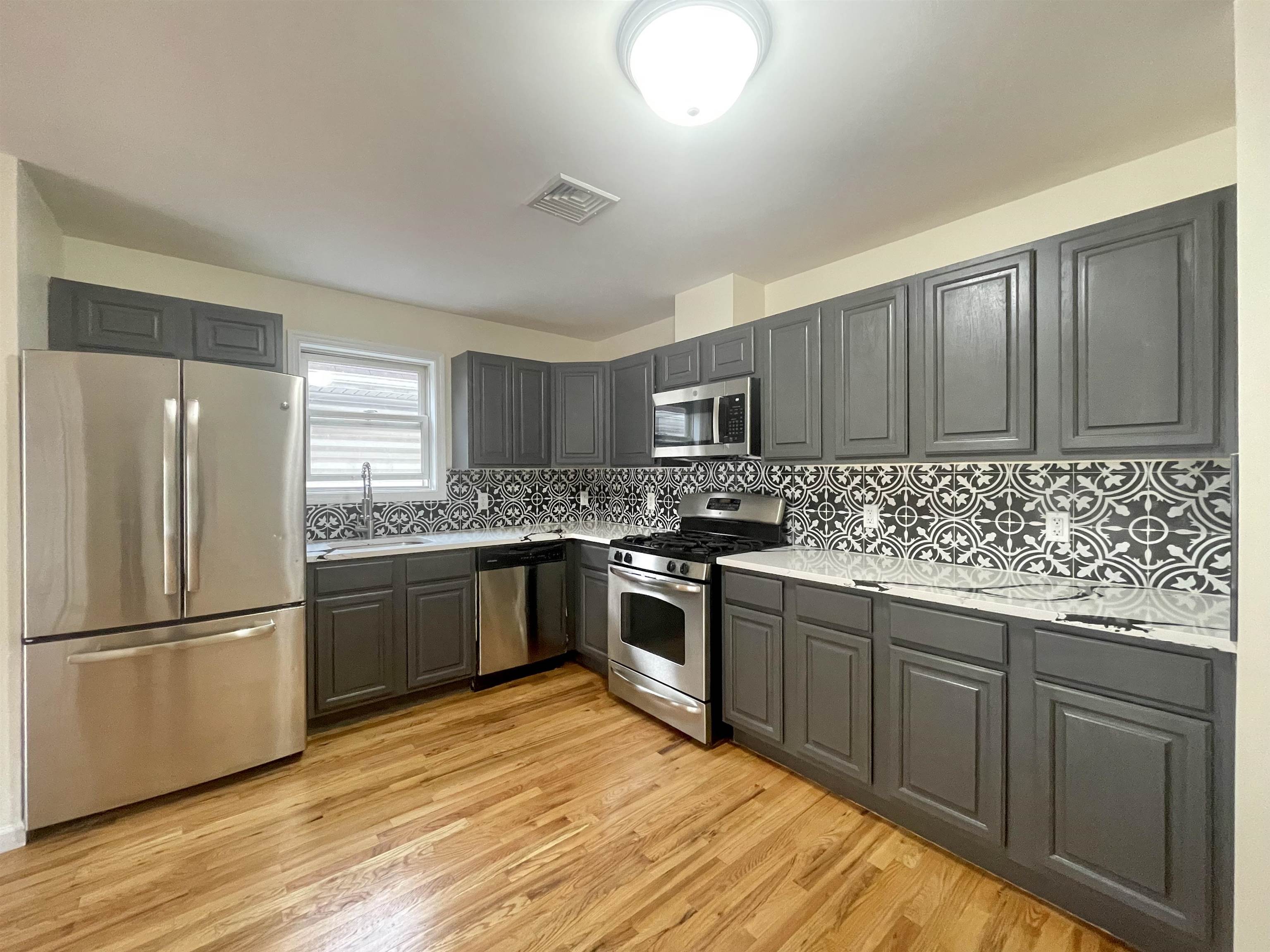 264 CUSTER AVE Unit: 1