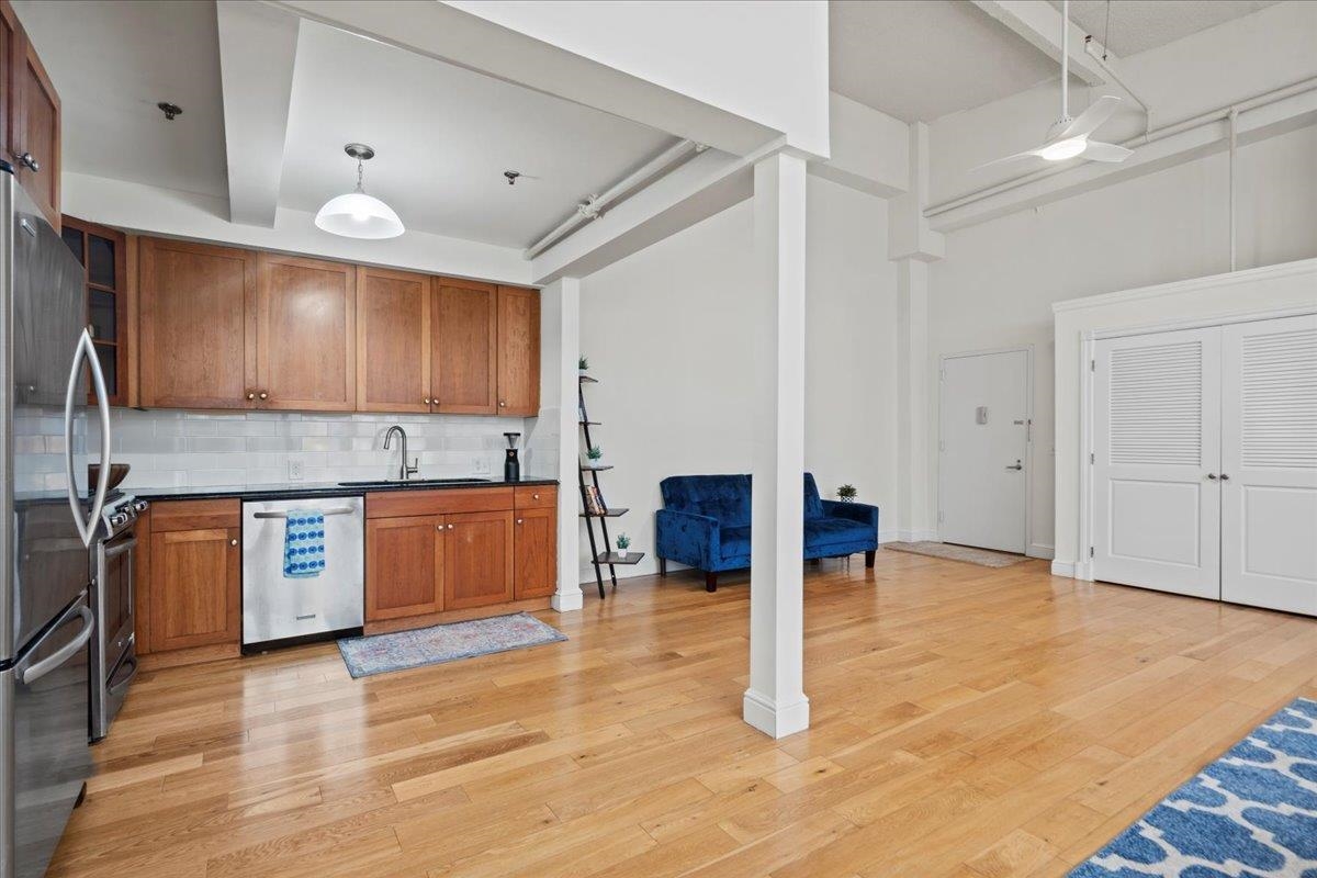 300 COMMUNIPAW AVE Unit: 150