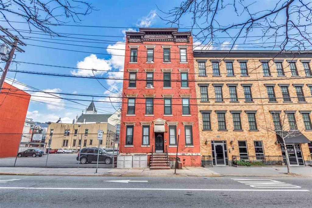 554 OBSERVER HIGHWAY Unit: 2R