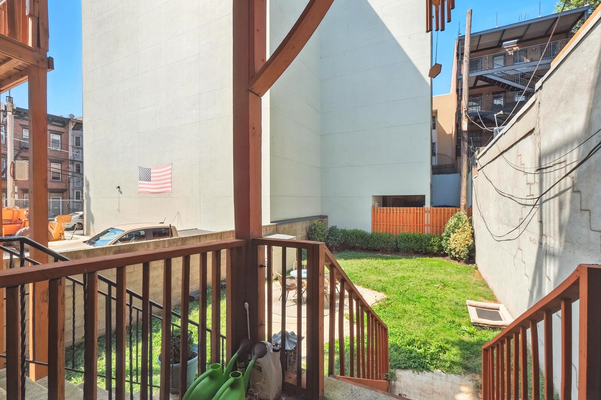 204 WILLOW AVE Unit: 1R