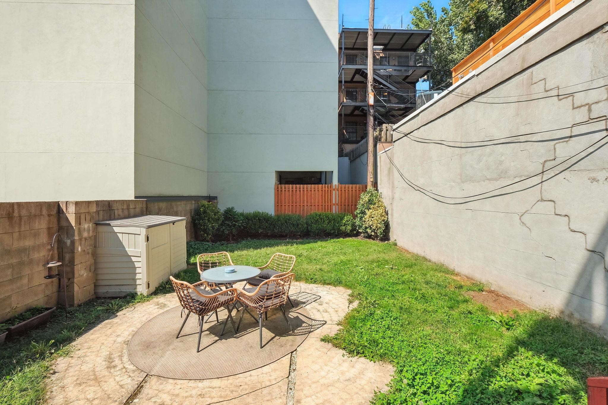 204 WILLOW AVE Unit: 1R