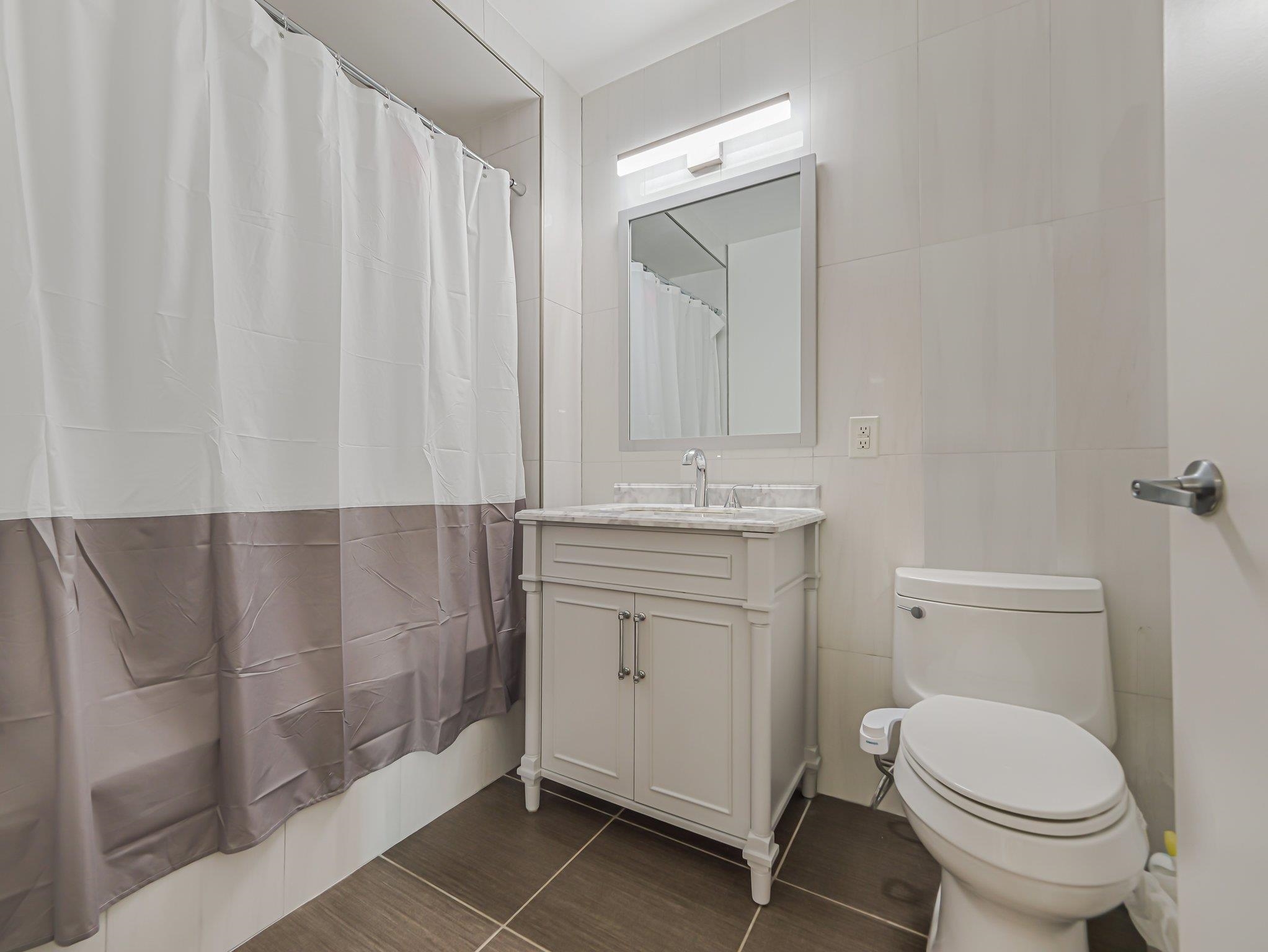 232 PAVONIA AVE Unit: 517