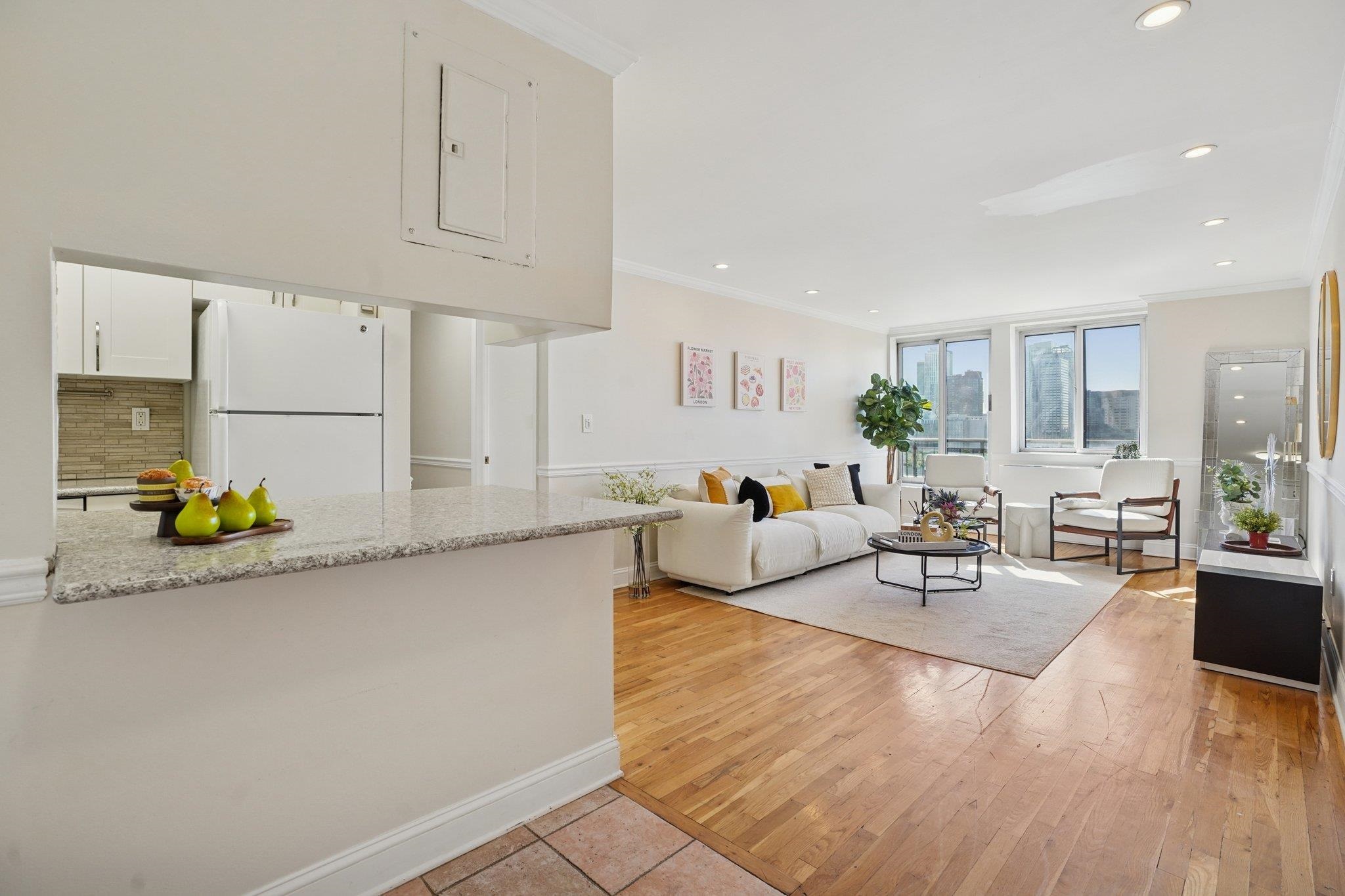 205 10TH ST Unit: 8W