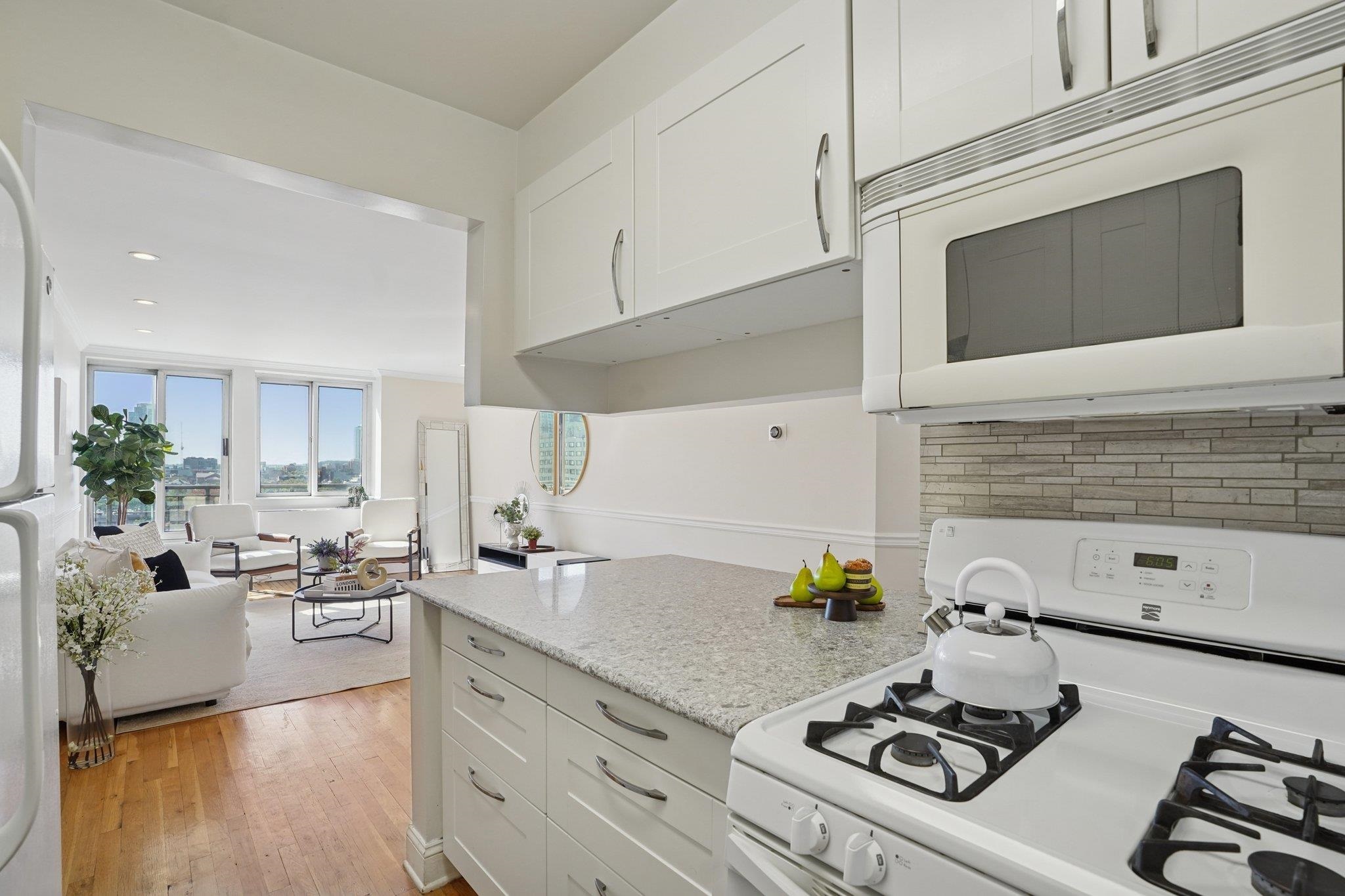 205 10TH ST Unit: 8W