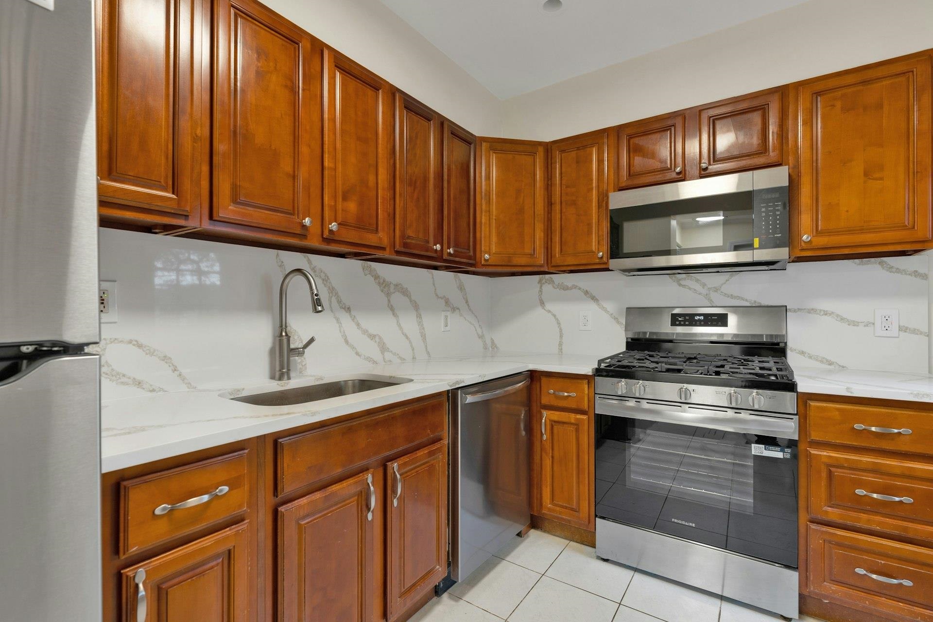 590 PALISADE AVE Unit: 2