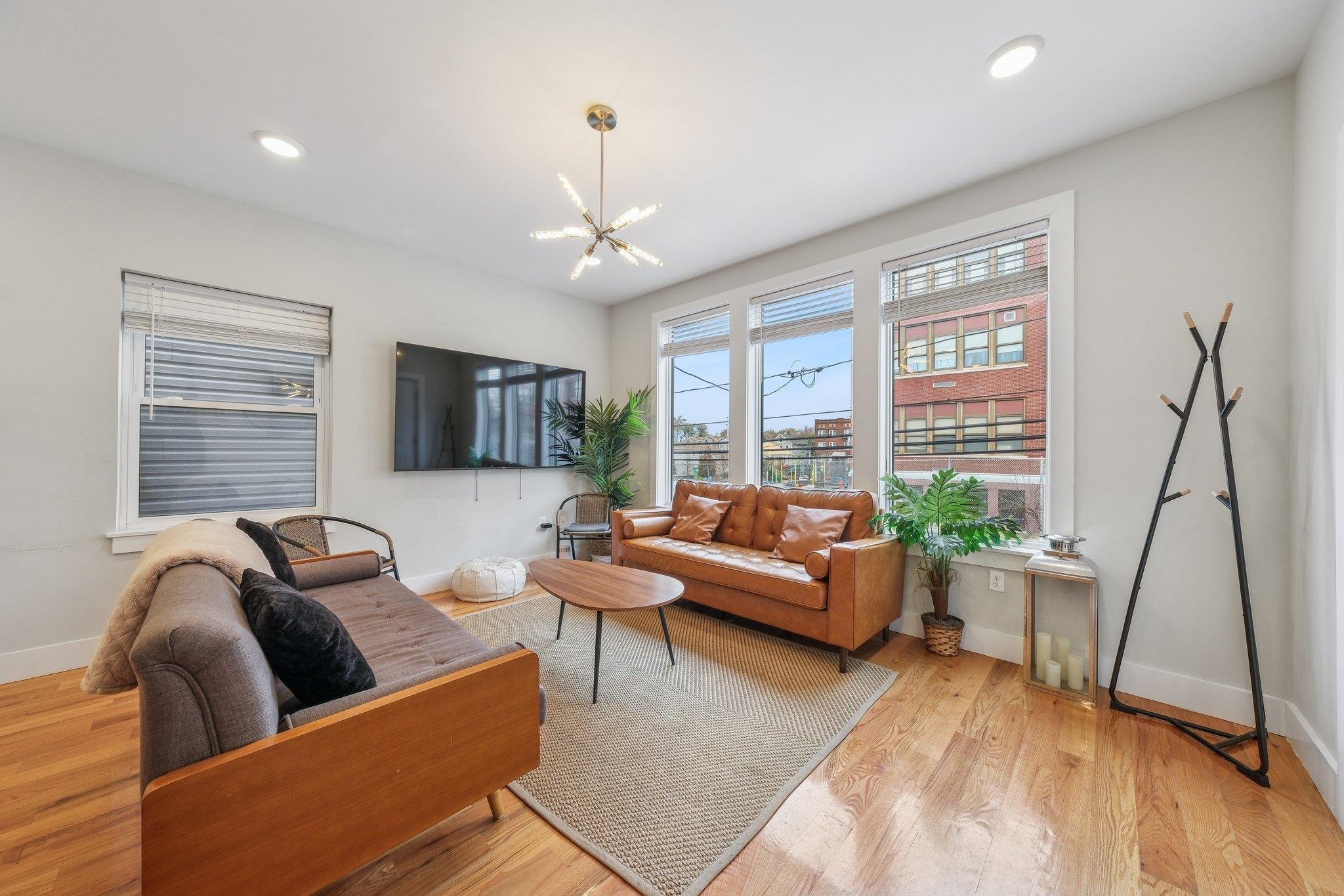 183 GATES AVE Unit: 1