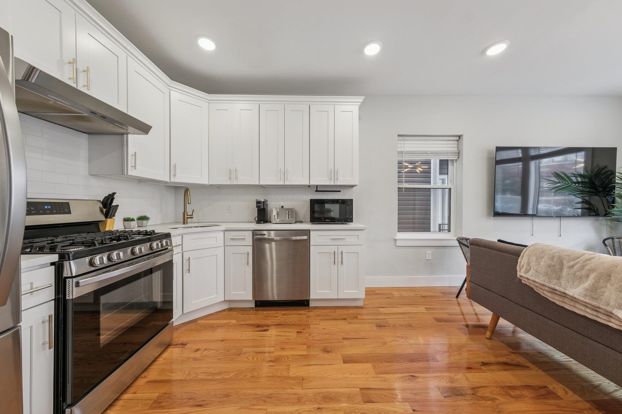 183 GATES AVE Unit: 1