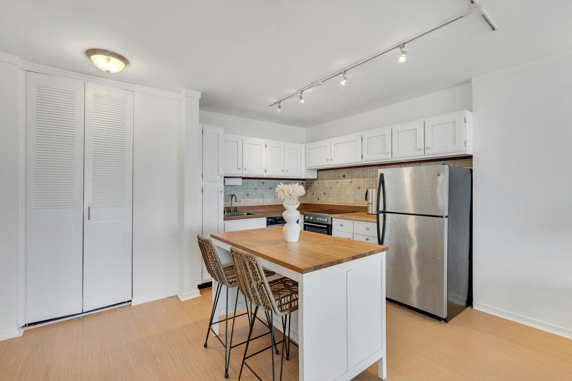 380 MOUNTAIN RD Unit: 701