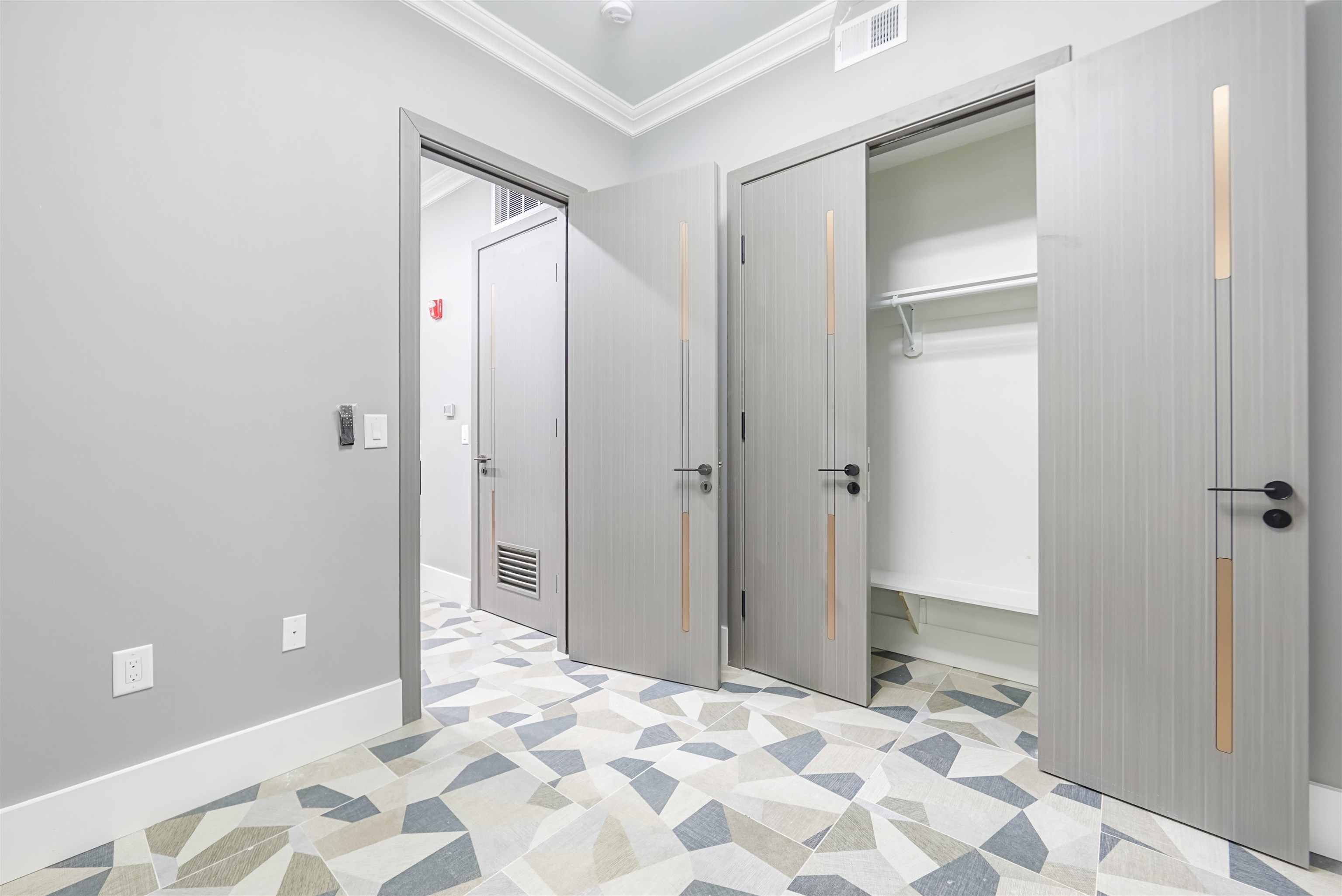 24 ROMAINE AVE Unit: A1