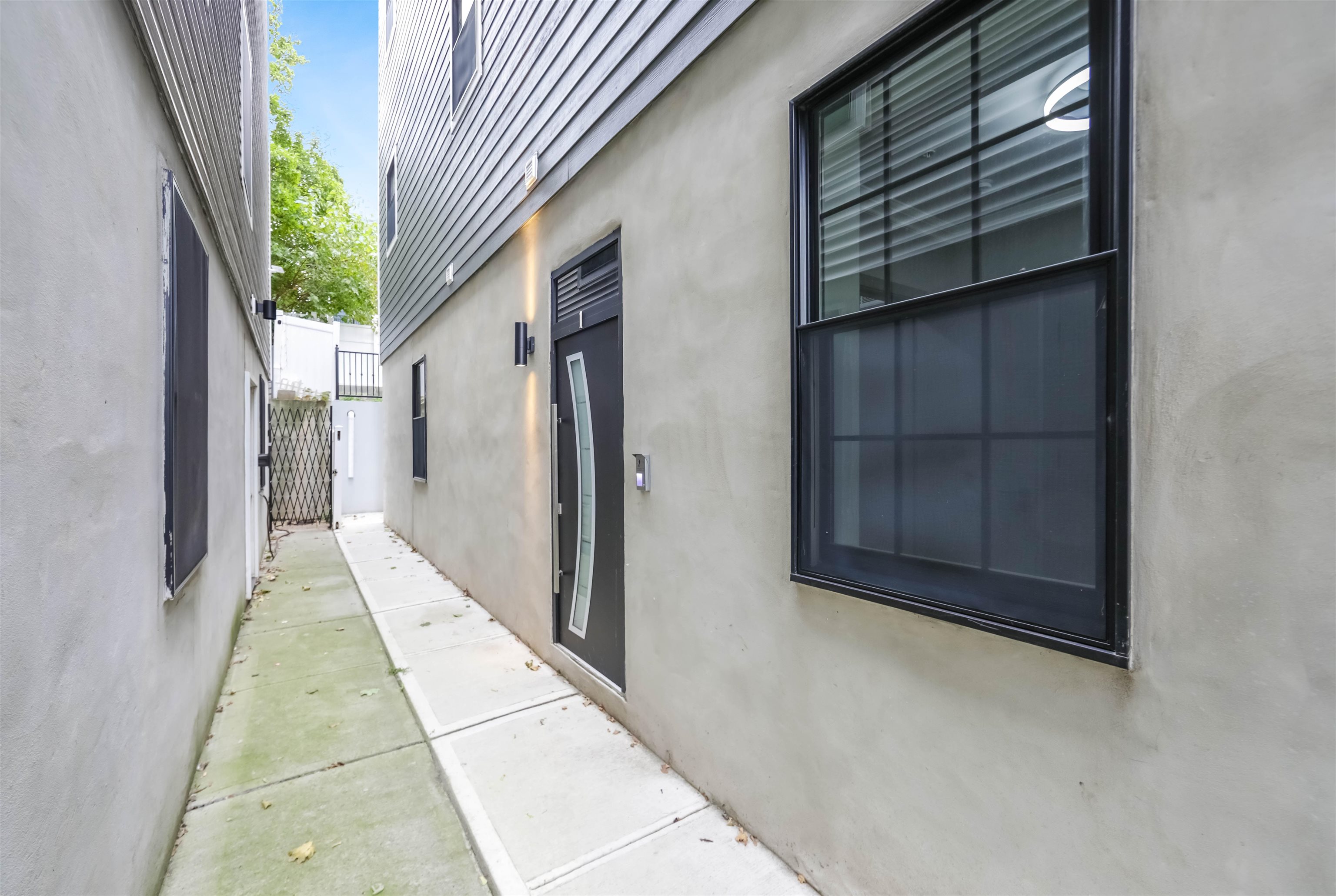 24 ROMAINE AVE Unit: A1