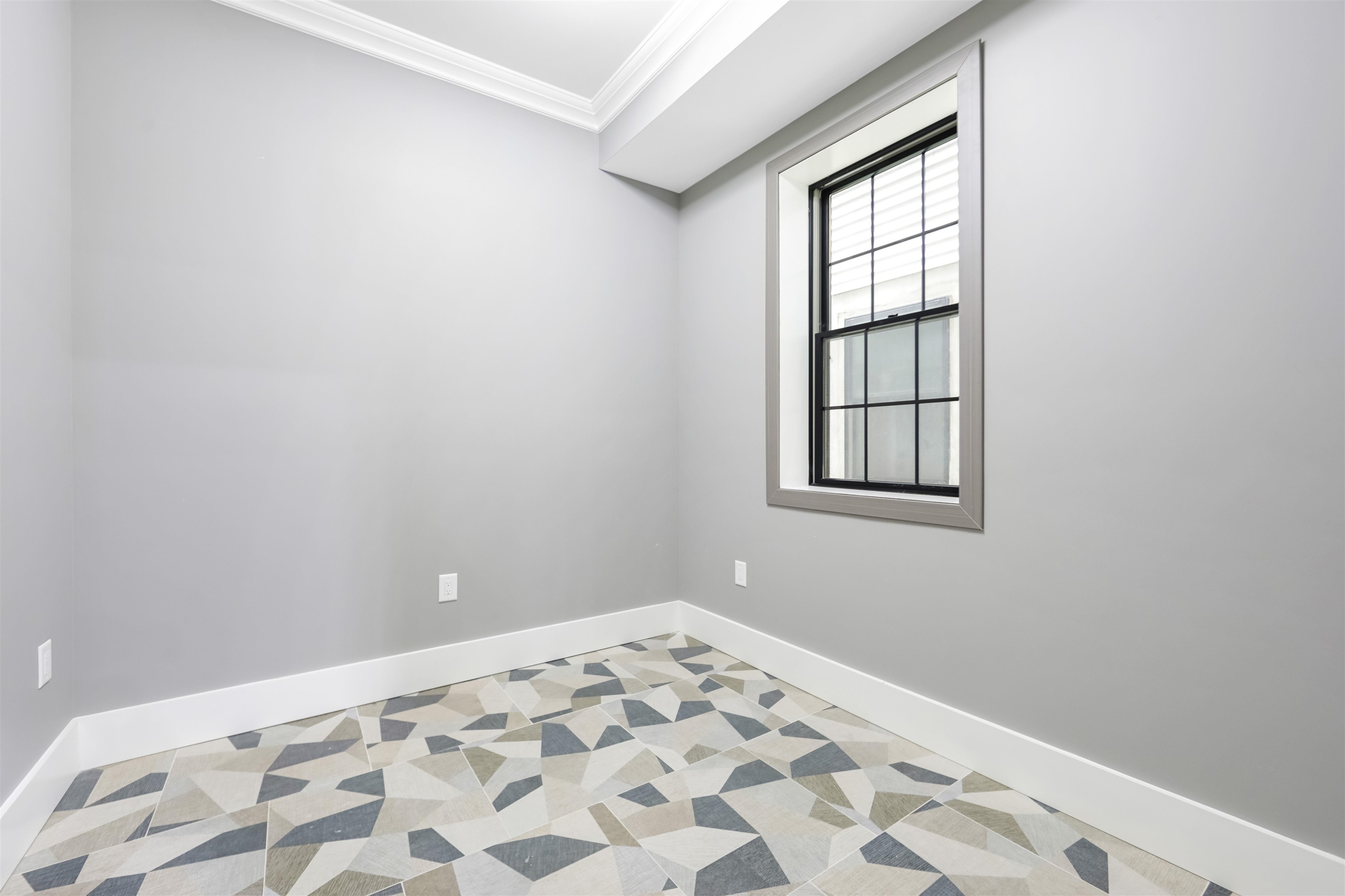 24 ROMAINE AVE Unit: A1