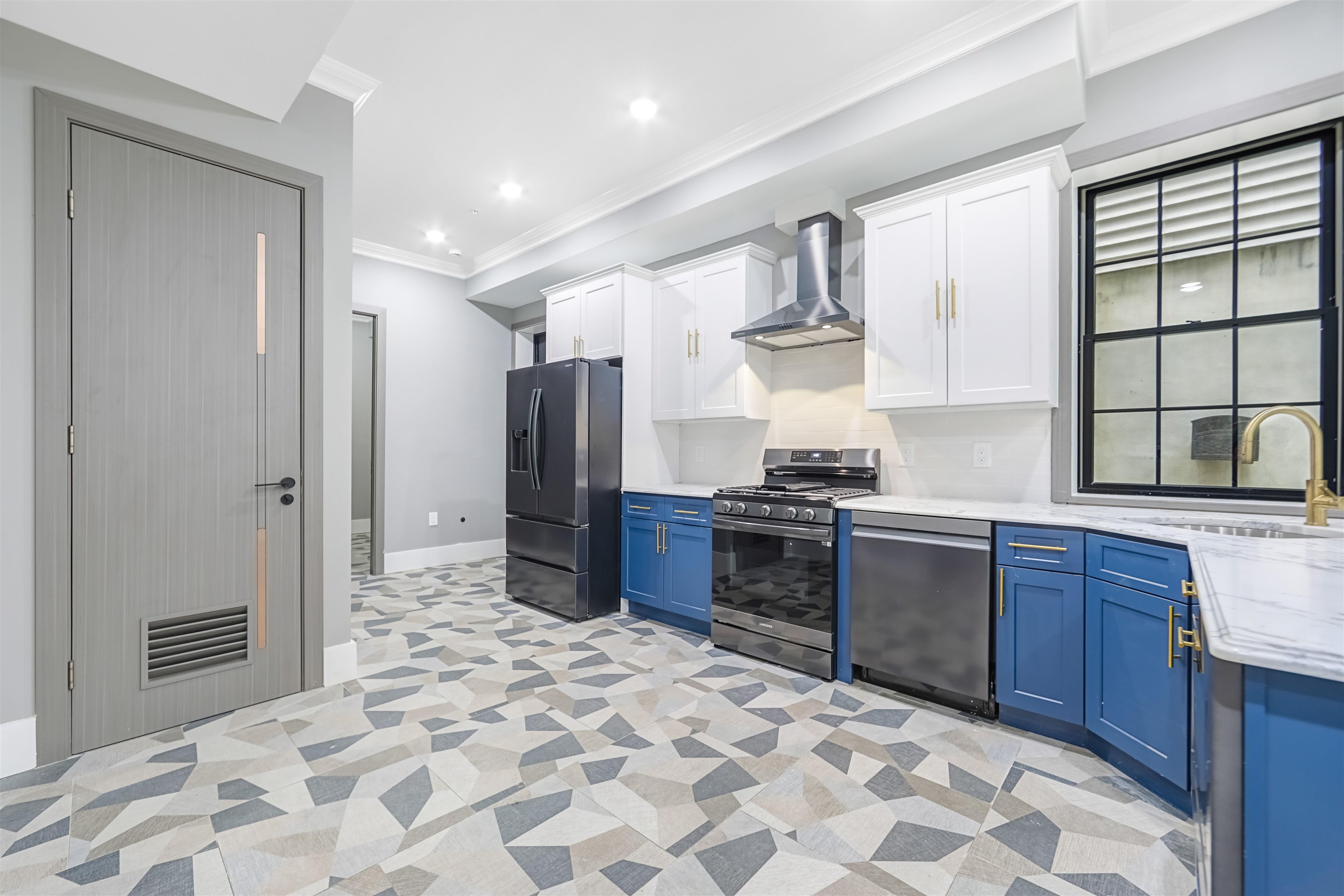 24 ROMAINE AVE Unit: A1