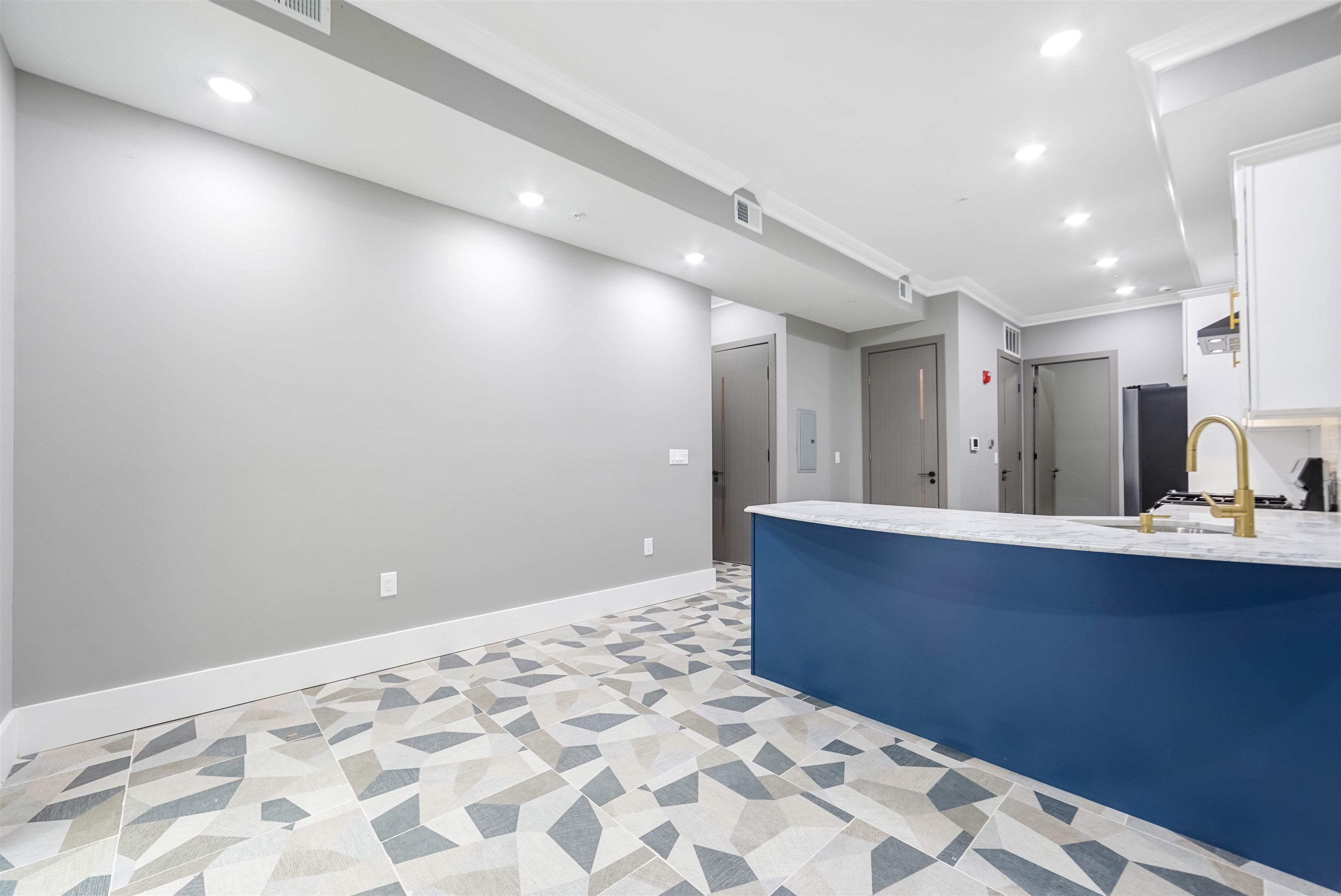 24 ROMAINE AVE Unit: A1