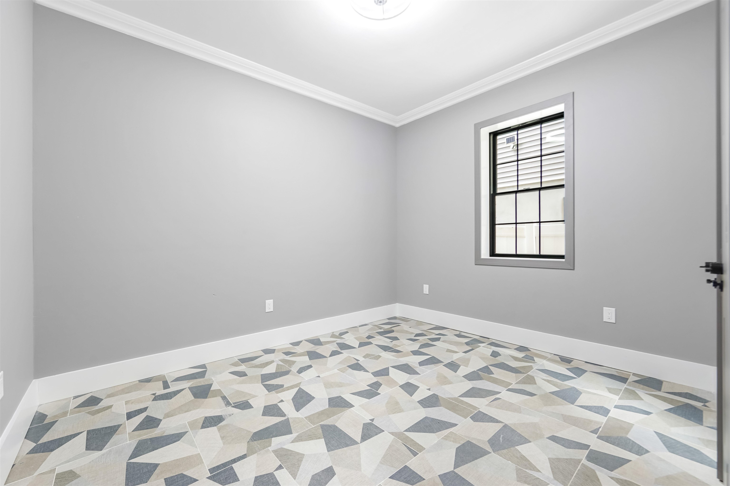 24 ROMAINE AVE Unit: A1