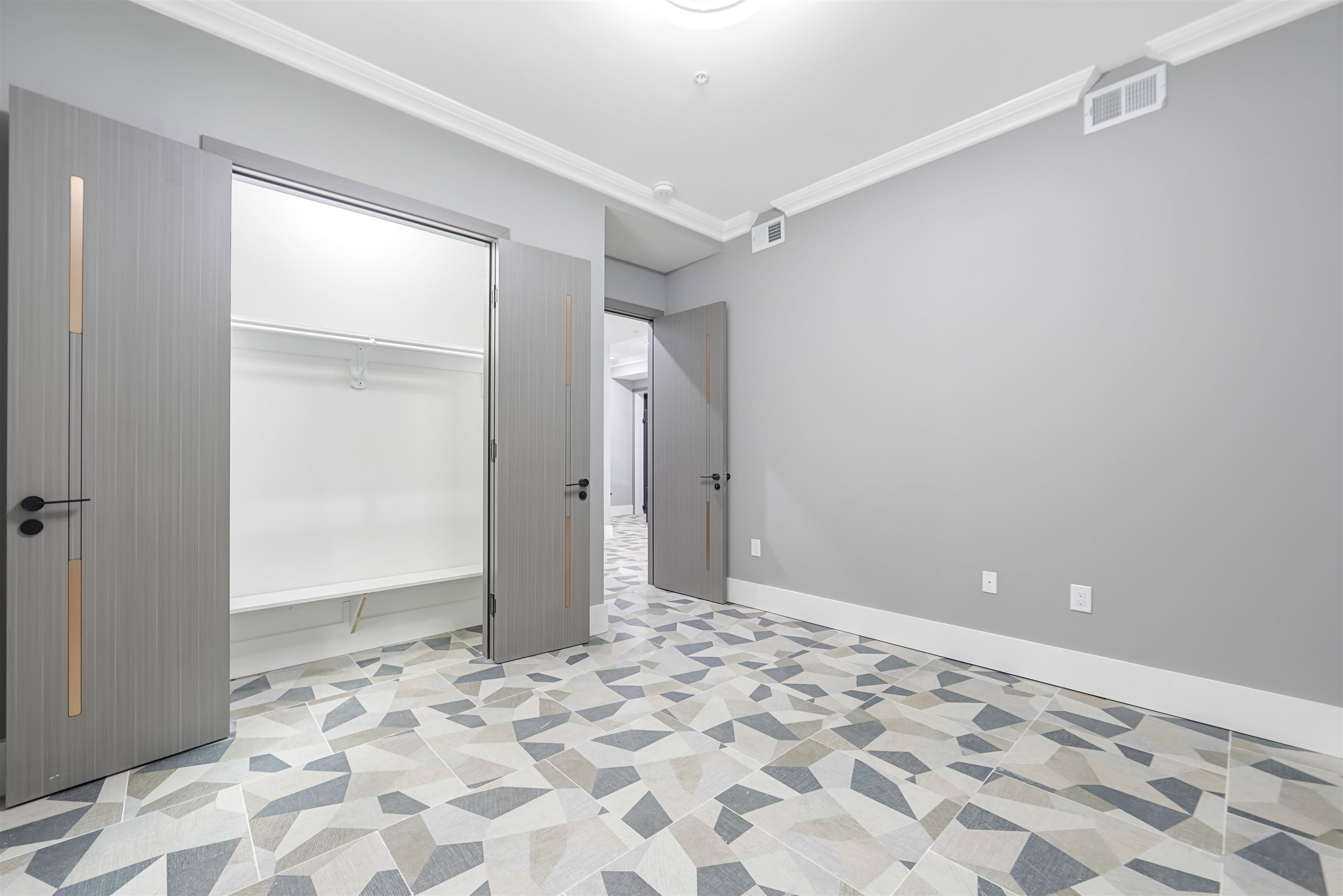 24 ROMAINE AVE Unit: A1