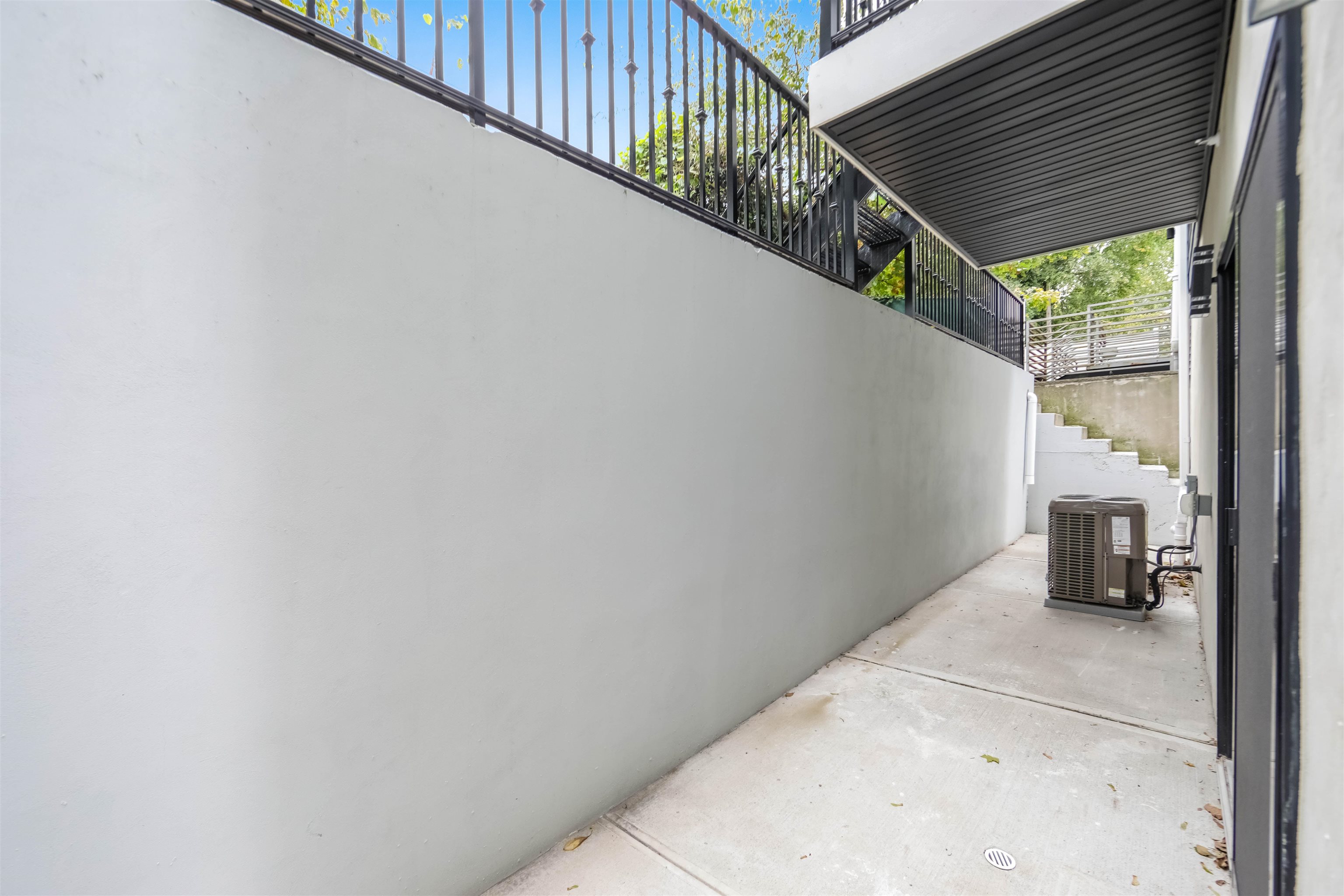 24 ROMAINE AVE Unit: A1