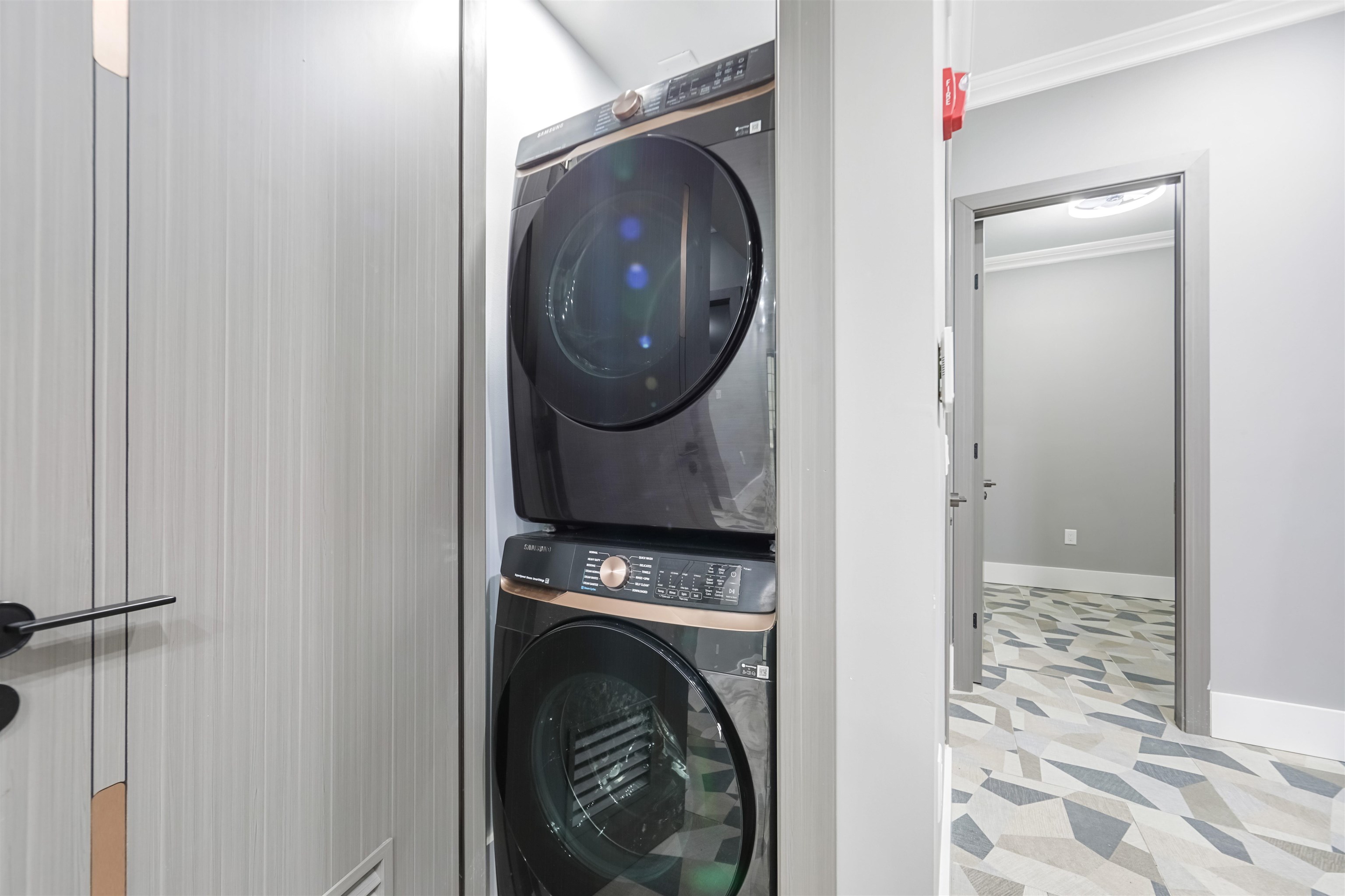 24 ROMAINE AVE Unit: A1