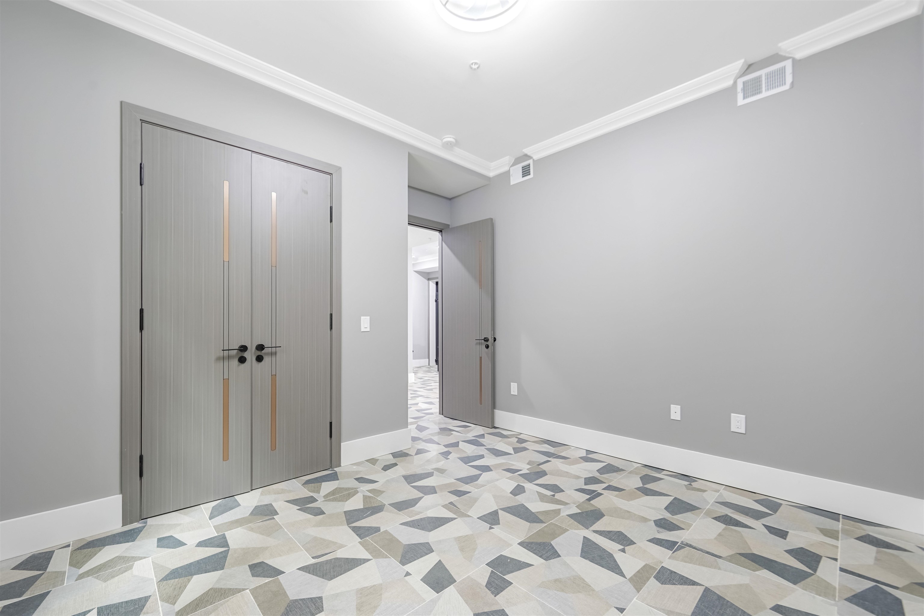 24 ROMAINE AVE Unit: A1