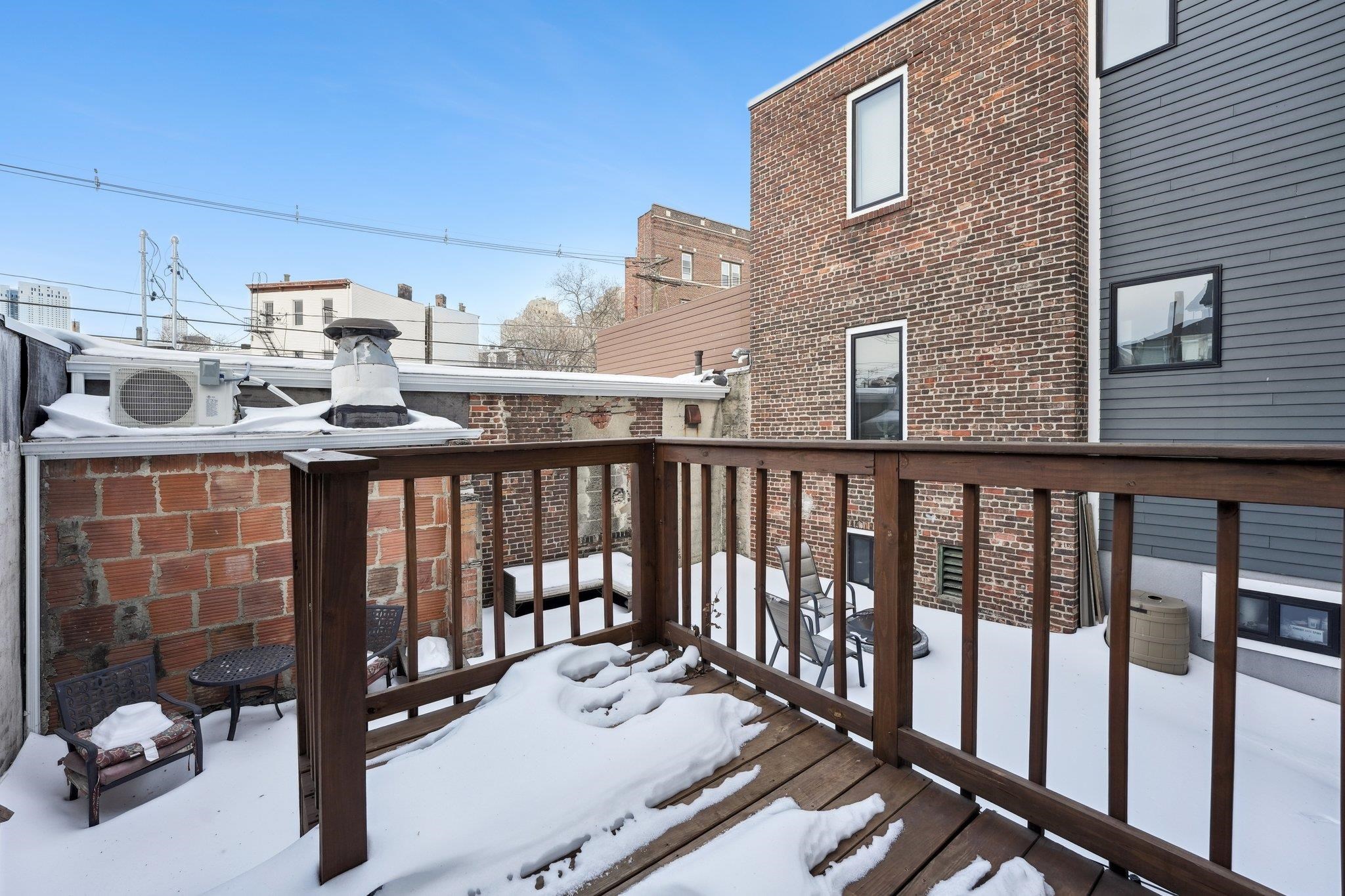 22 JEWETT AVE
