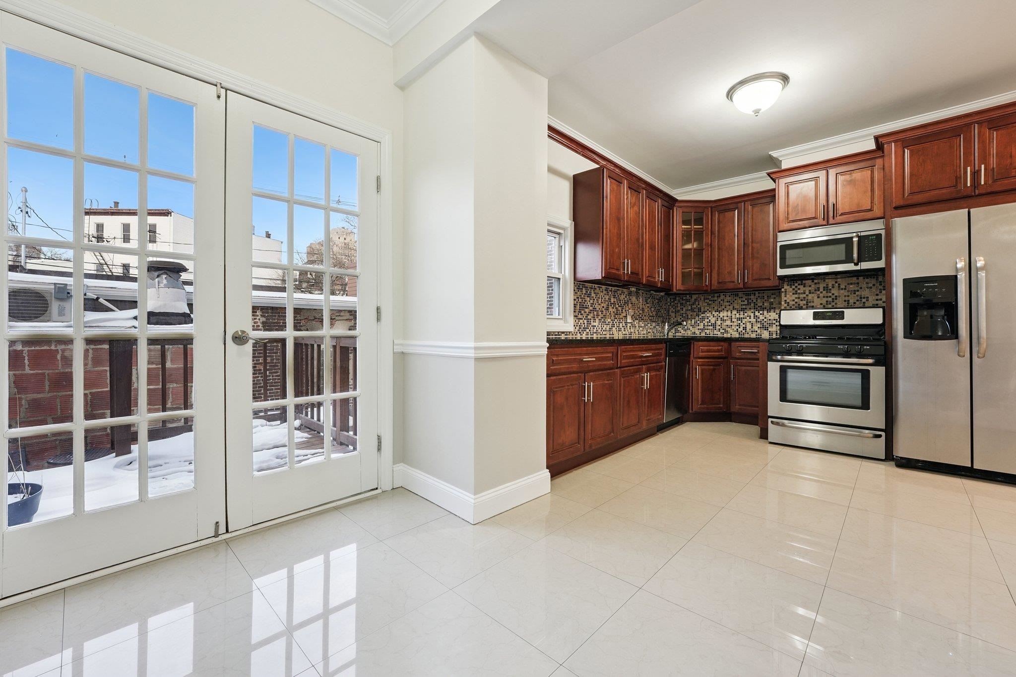 22 JEWETT AVE