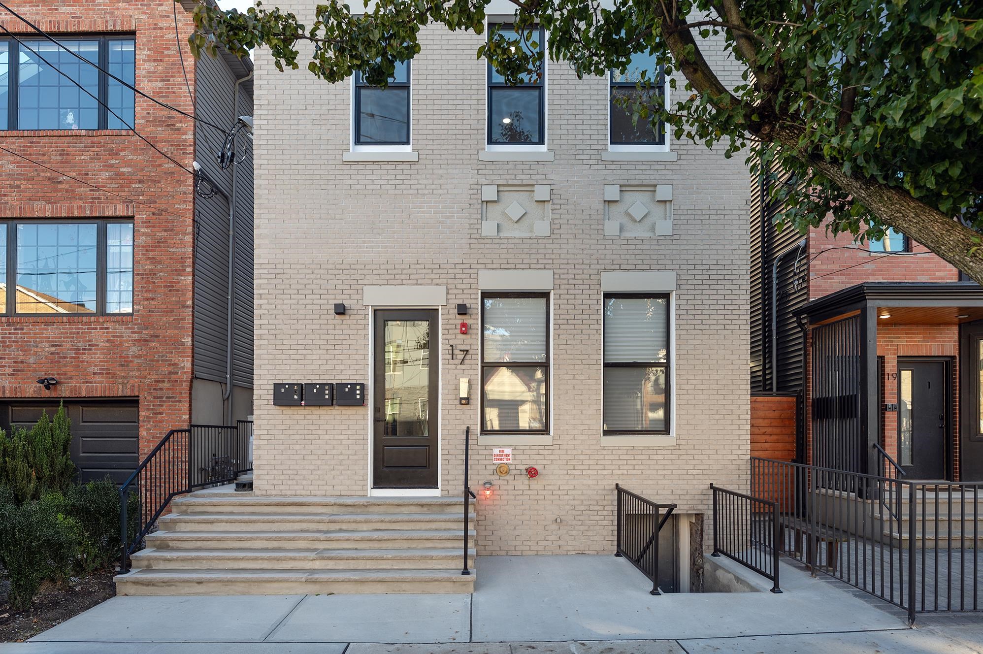 17 LEONARD ST Unit: 2