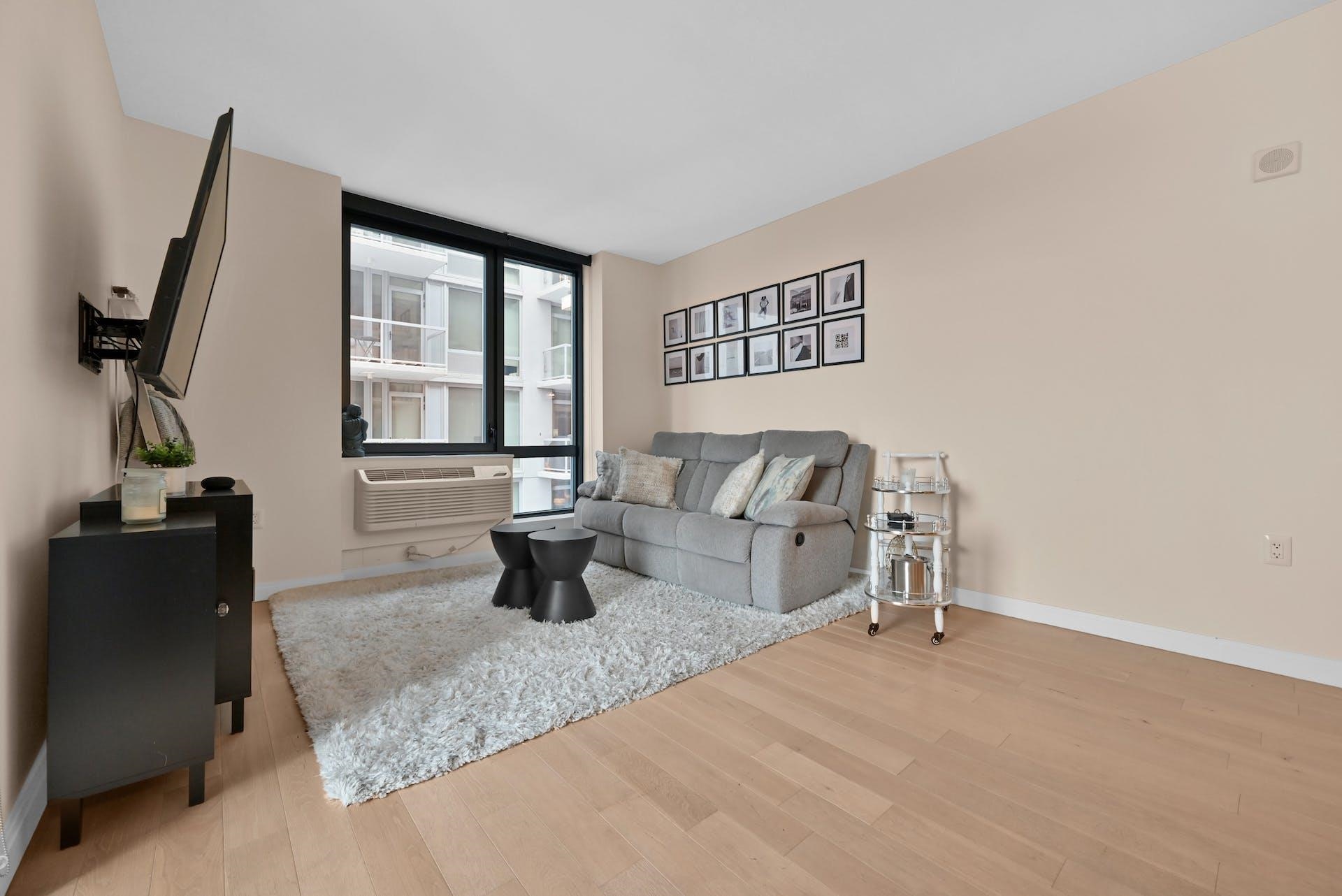 160 1ST ST Unit: 913