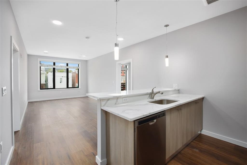 662 AVENUE C Unit: 304