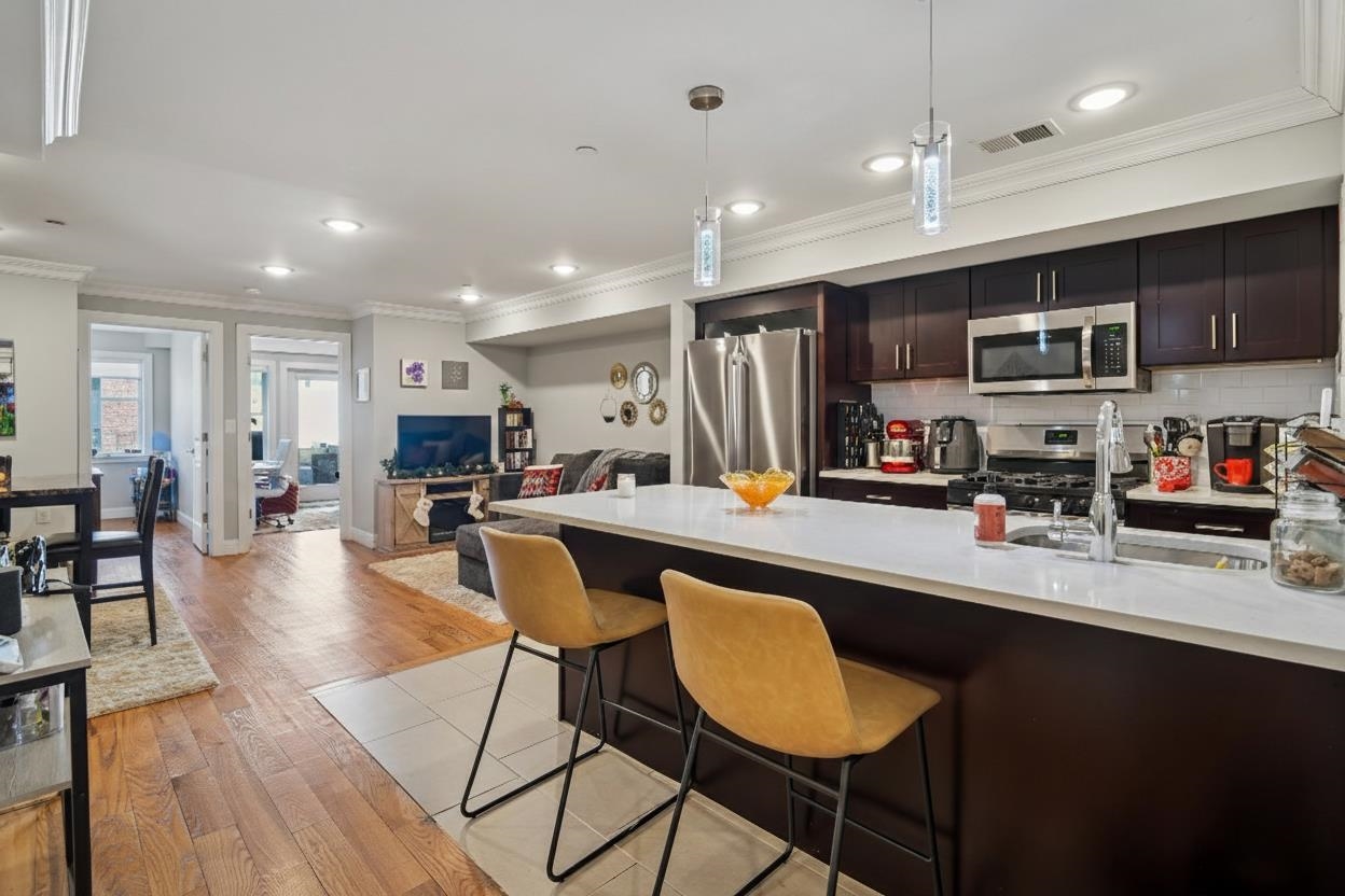175 VAN HORNE ST Unit: #1