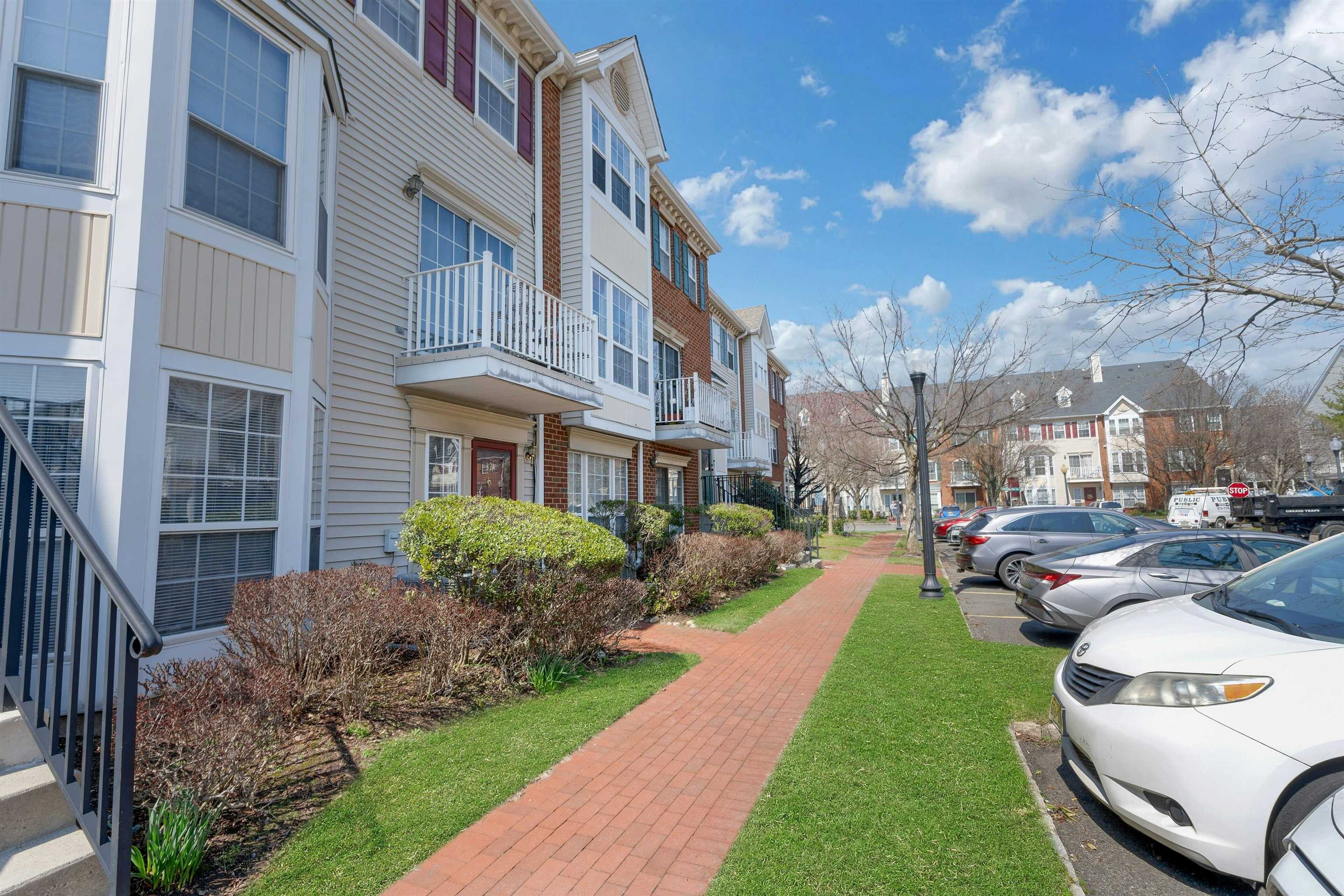 32 CEDAR ST