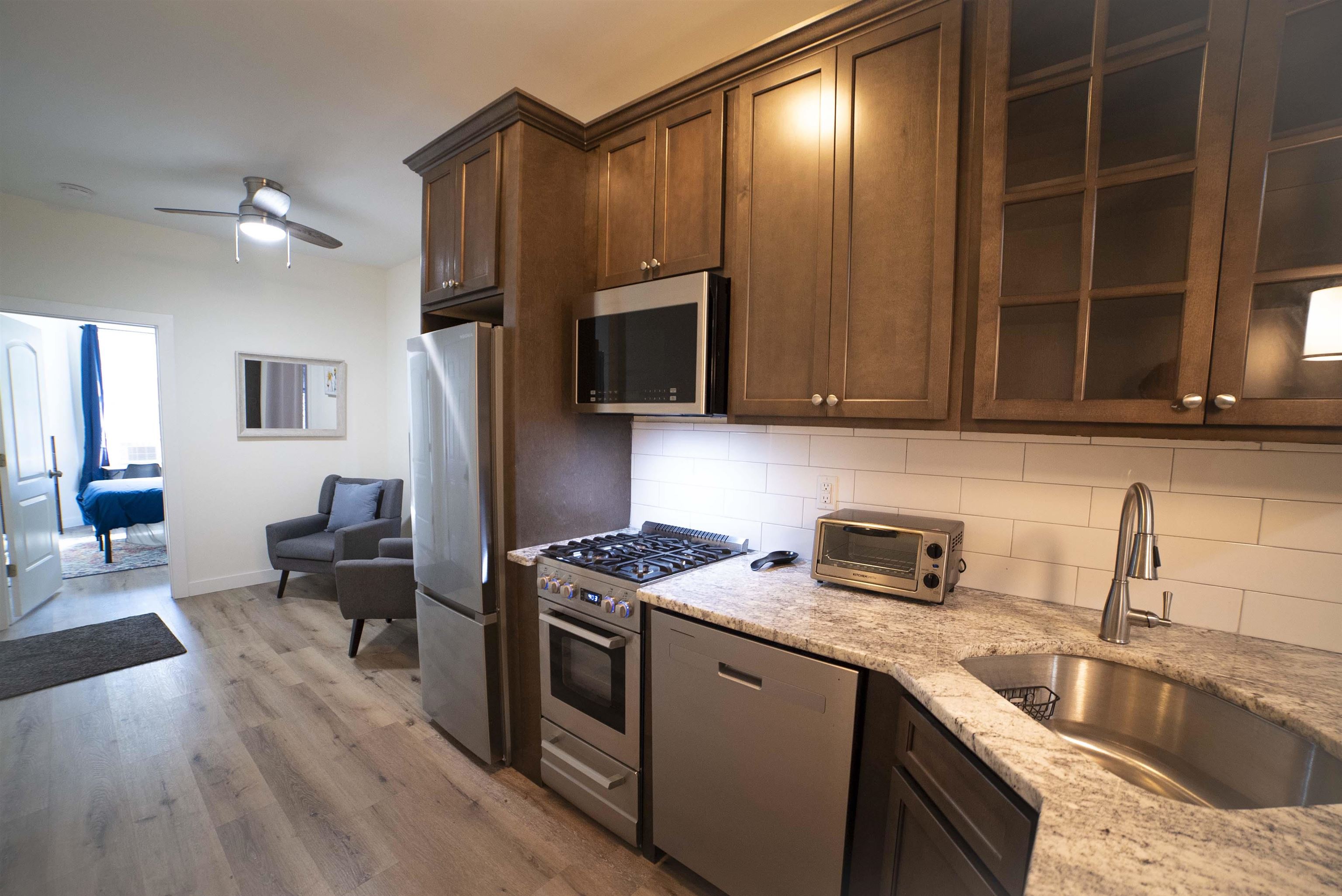 204 48TH ST Unit: 1L