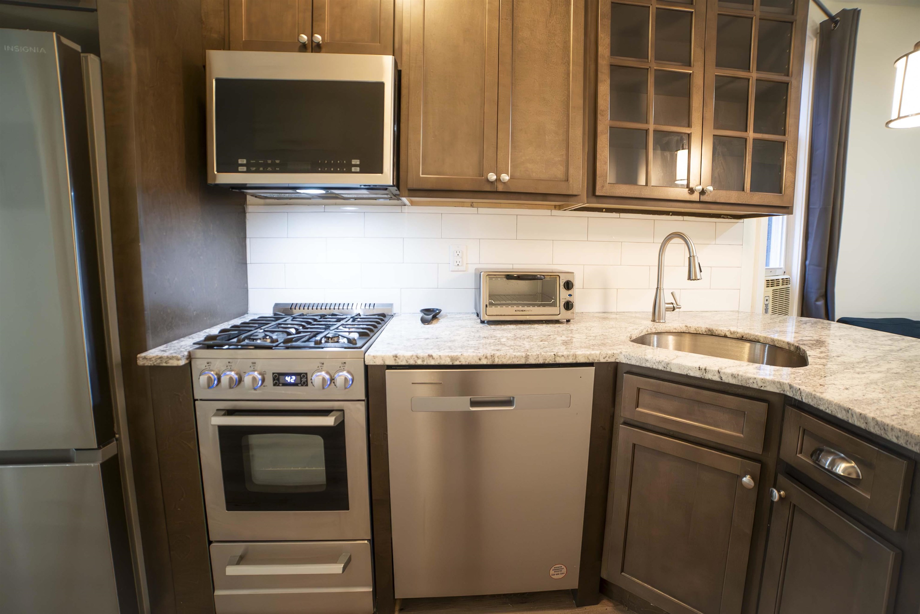 204 48TH ST Unit: 1L