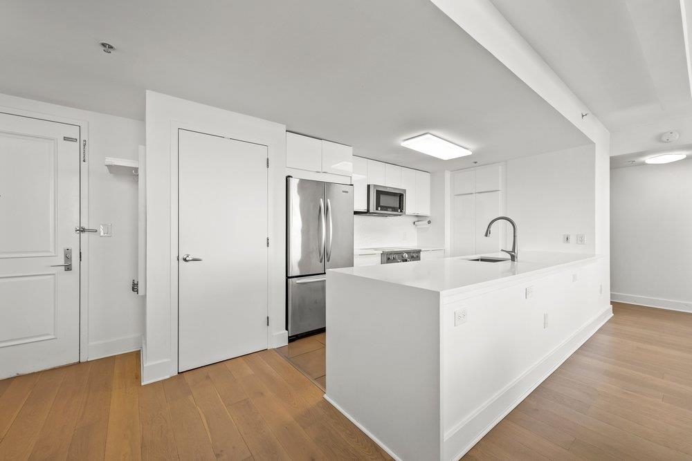 88 MORGAN ST Unit: PH2-1