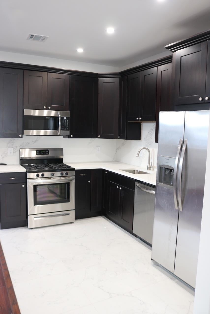 2110 SUMMIT AVE Unit: 2