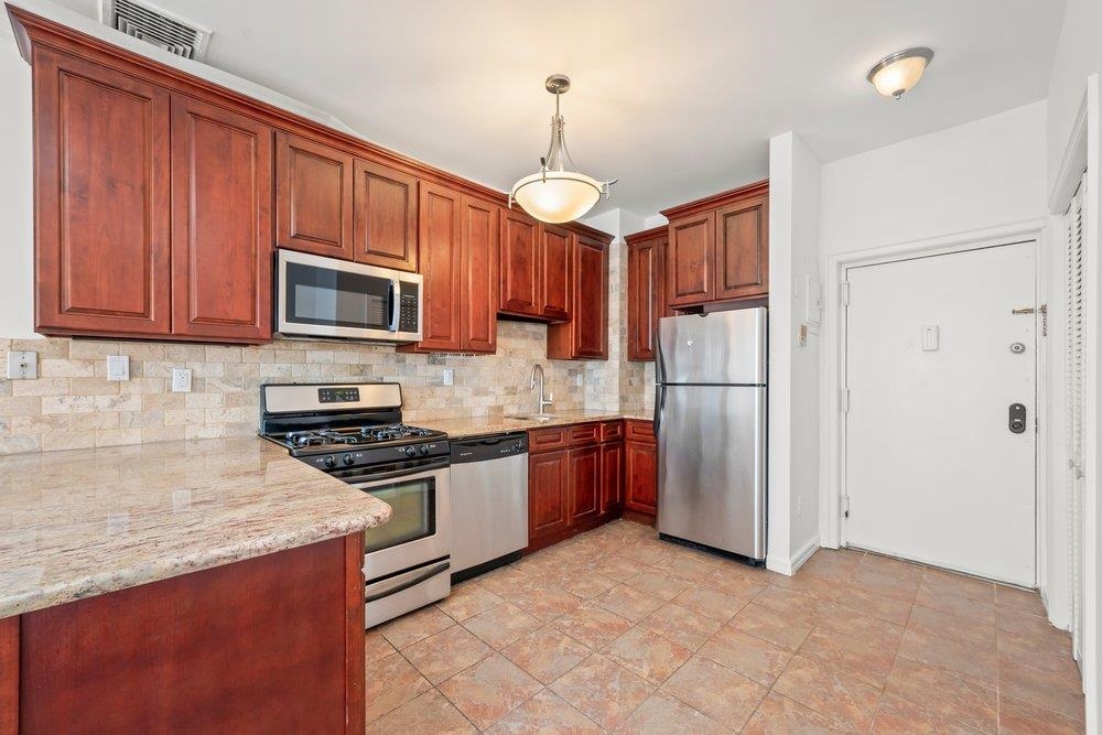 200 CHRISTOPHER COLUMBUS DR Unit: C10
