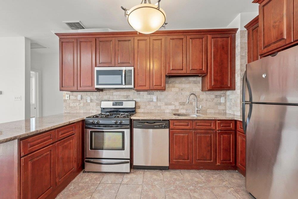 200 CHRISTOPHER COLUMBUS DR Unit: C10