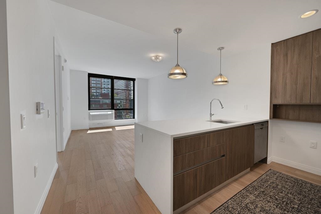 160 1ST ST Unit: 703