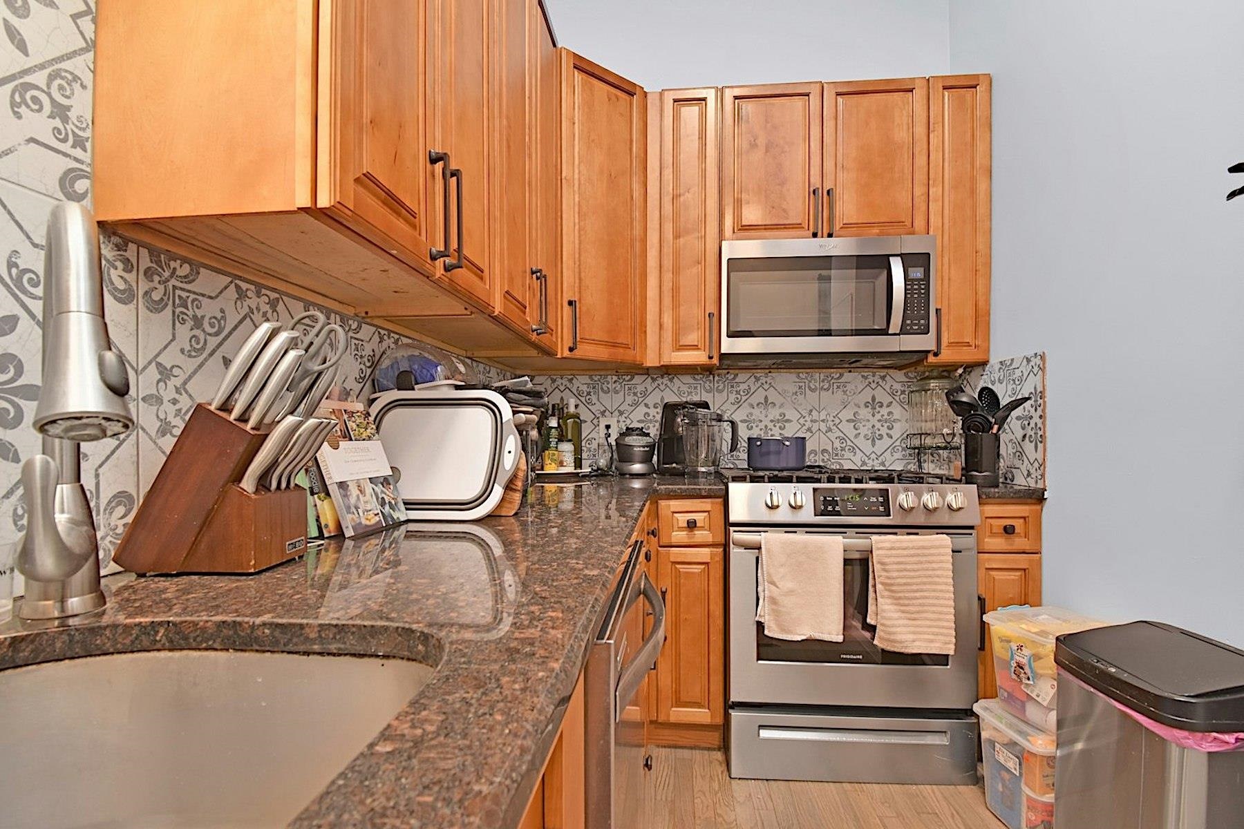 150 61ST ST Unit: 2 (1R)