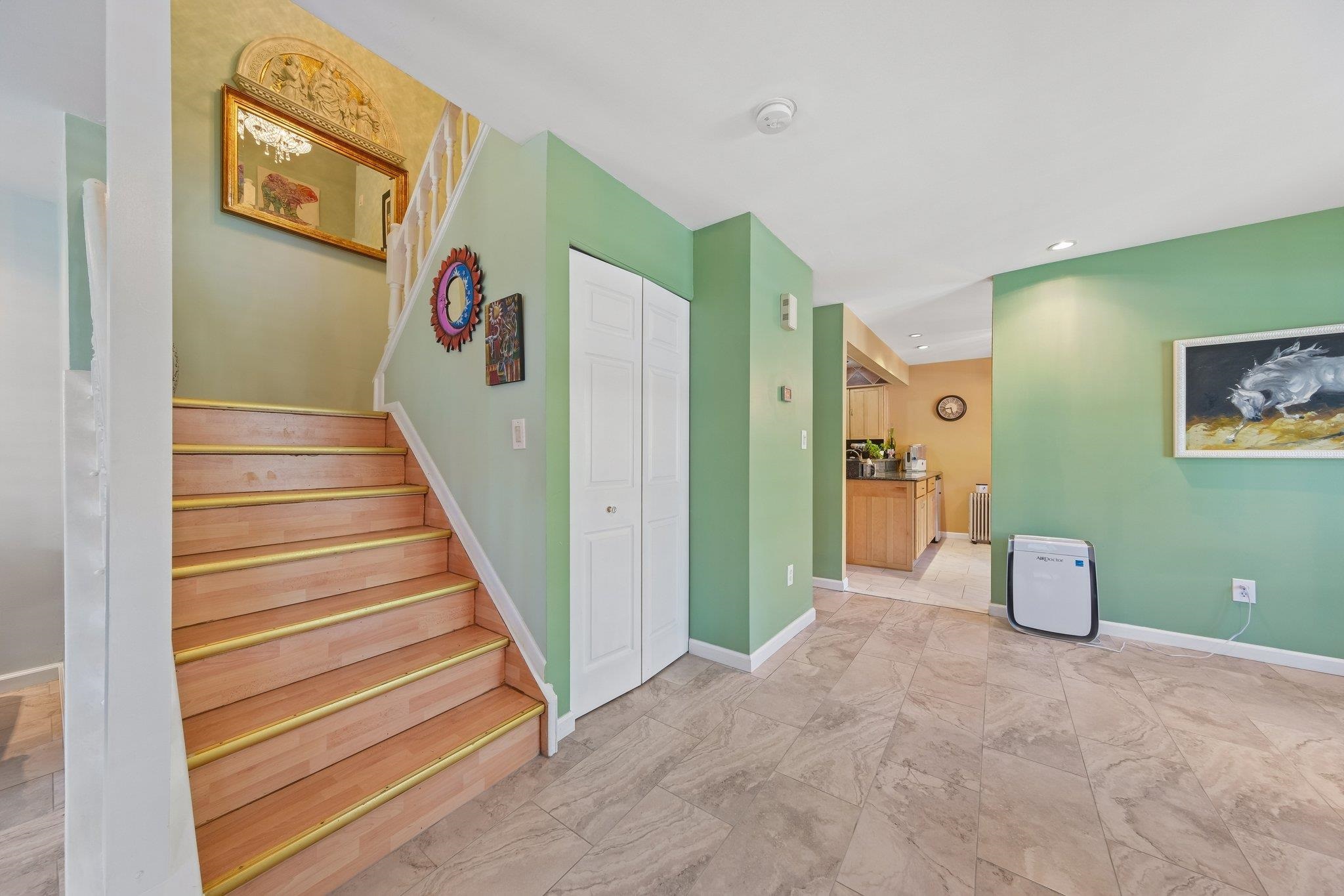 212 WESTCHESTER CT Unit: 8